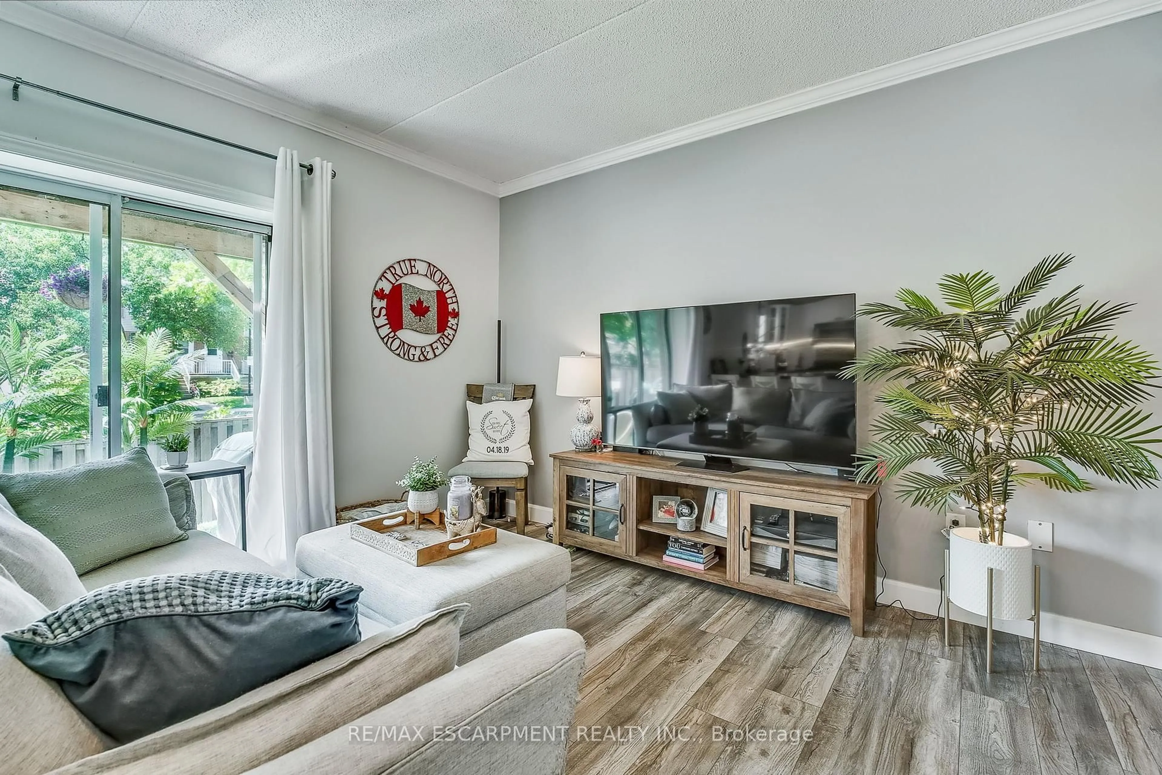 Living room with furniture, unknown for 4045 UPPER MIDDLE Rd #54, Burlington Ontario L7M 4S9