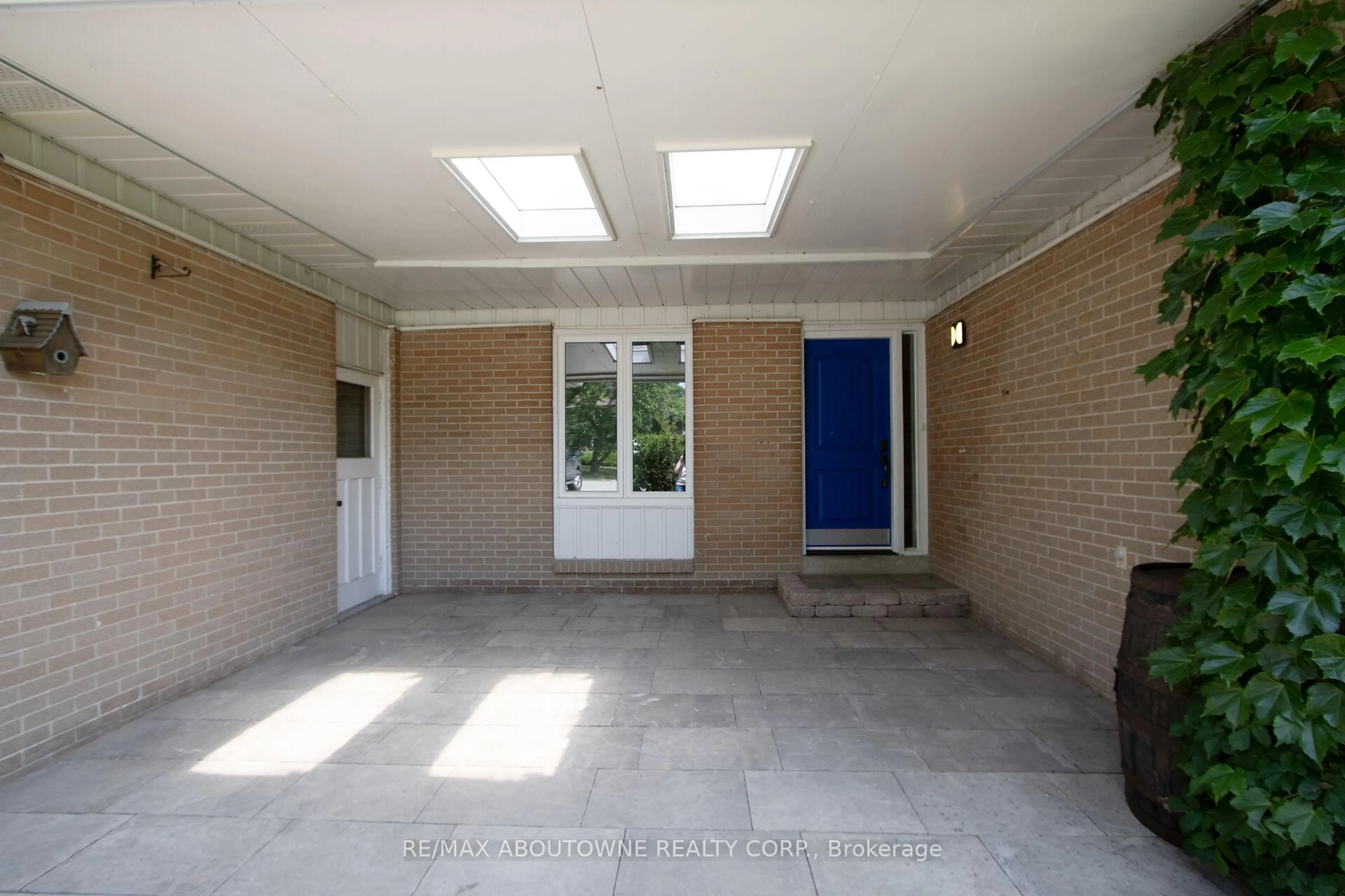 Indoor foyer for 1478 Seaview Dr, Mississauga Ontario L5J 1X5