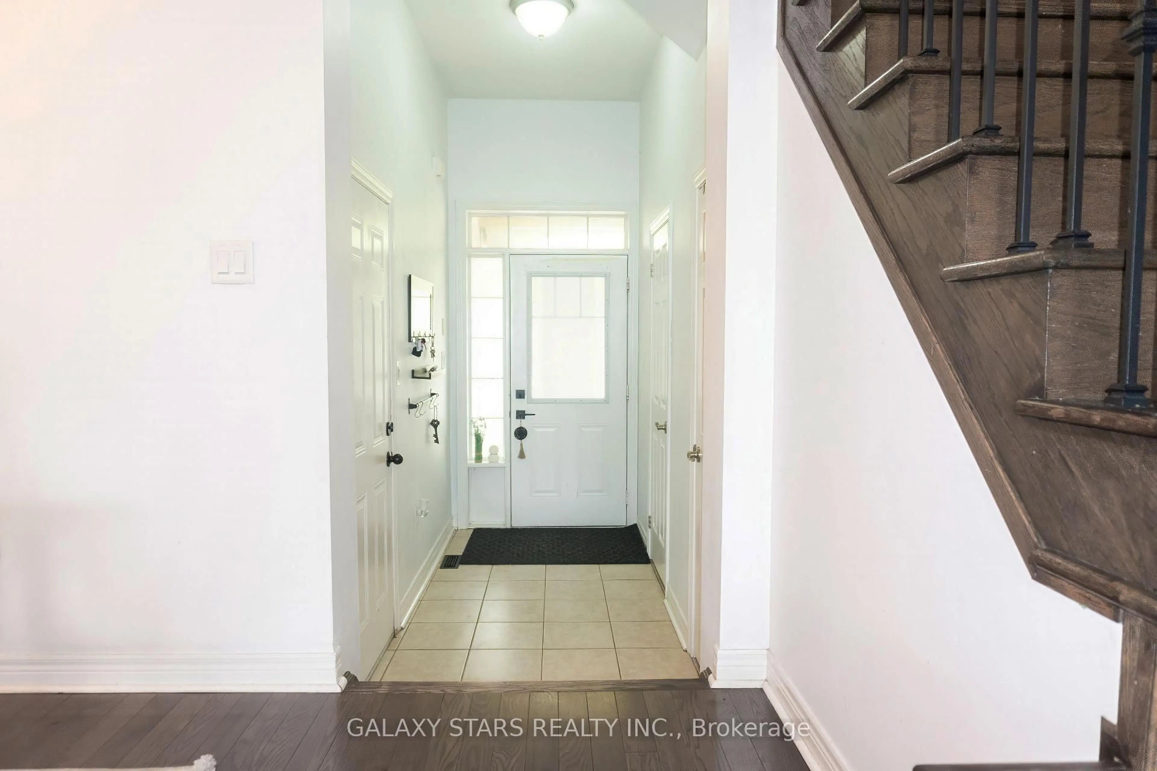 Indoor entryway for 5 Aspenview Ave, Caledon Ontario L7C 3P9
