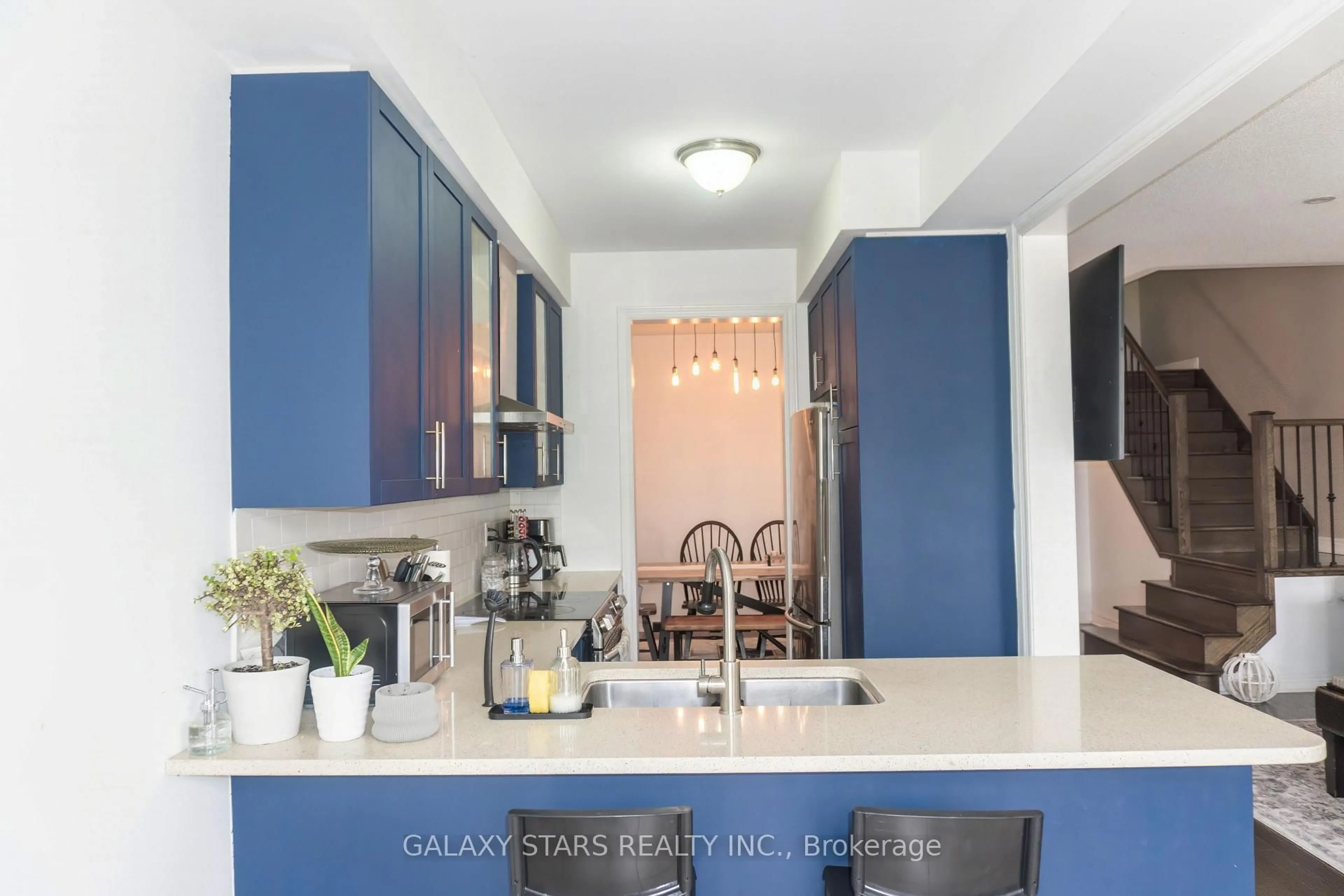 Open concept kitchen, unknown for 5 Aspenview Ave, Caledon Ontario L7C 3P9