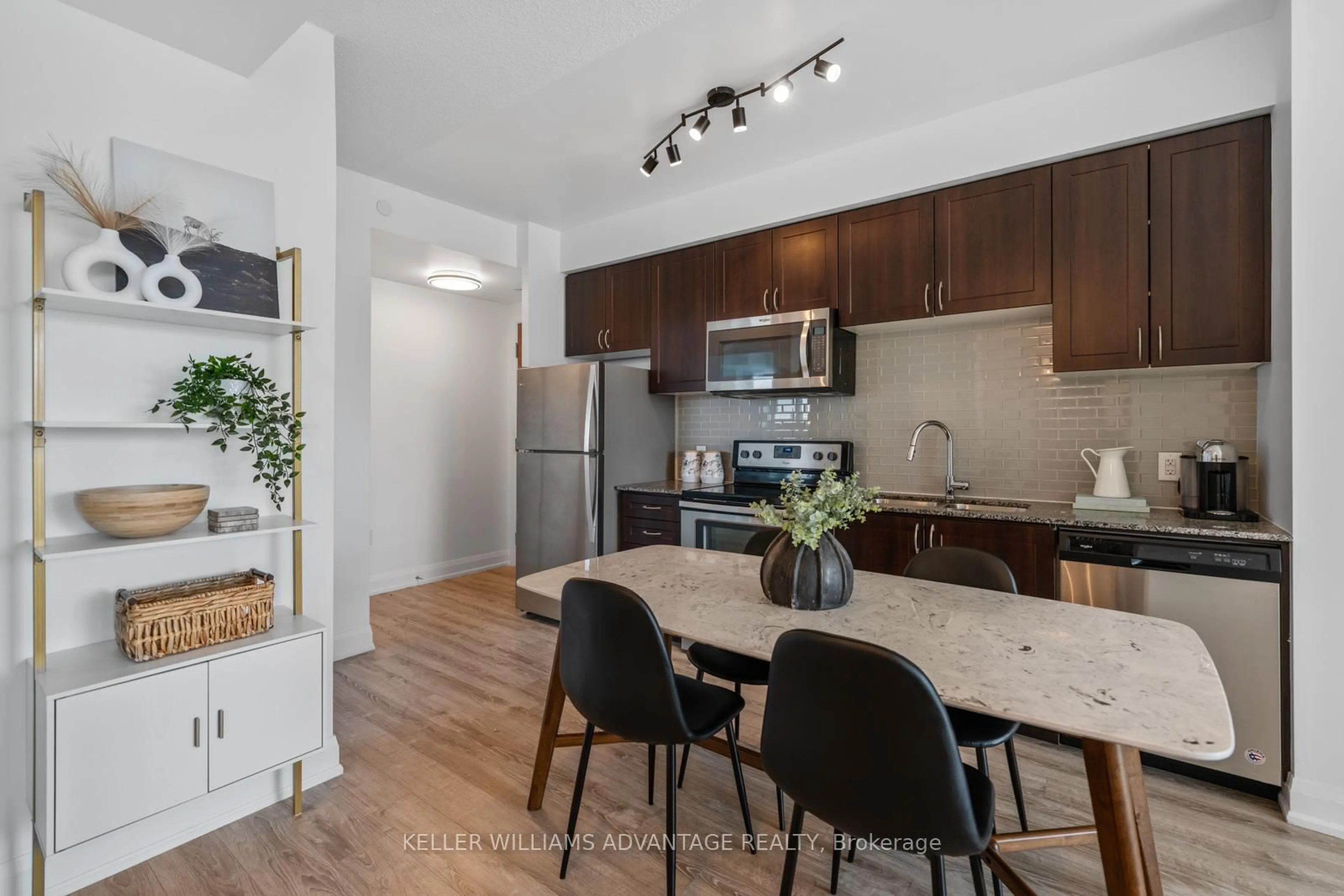 Open concept kitchen, wood/laminate floor for 2800 Keele St #813, Toronto Ontario M3M 2G4