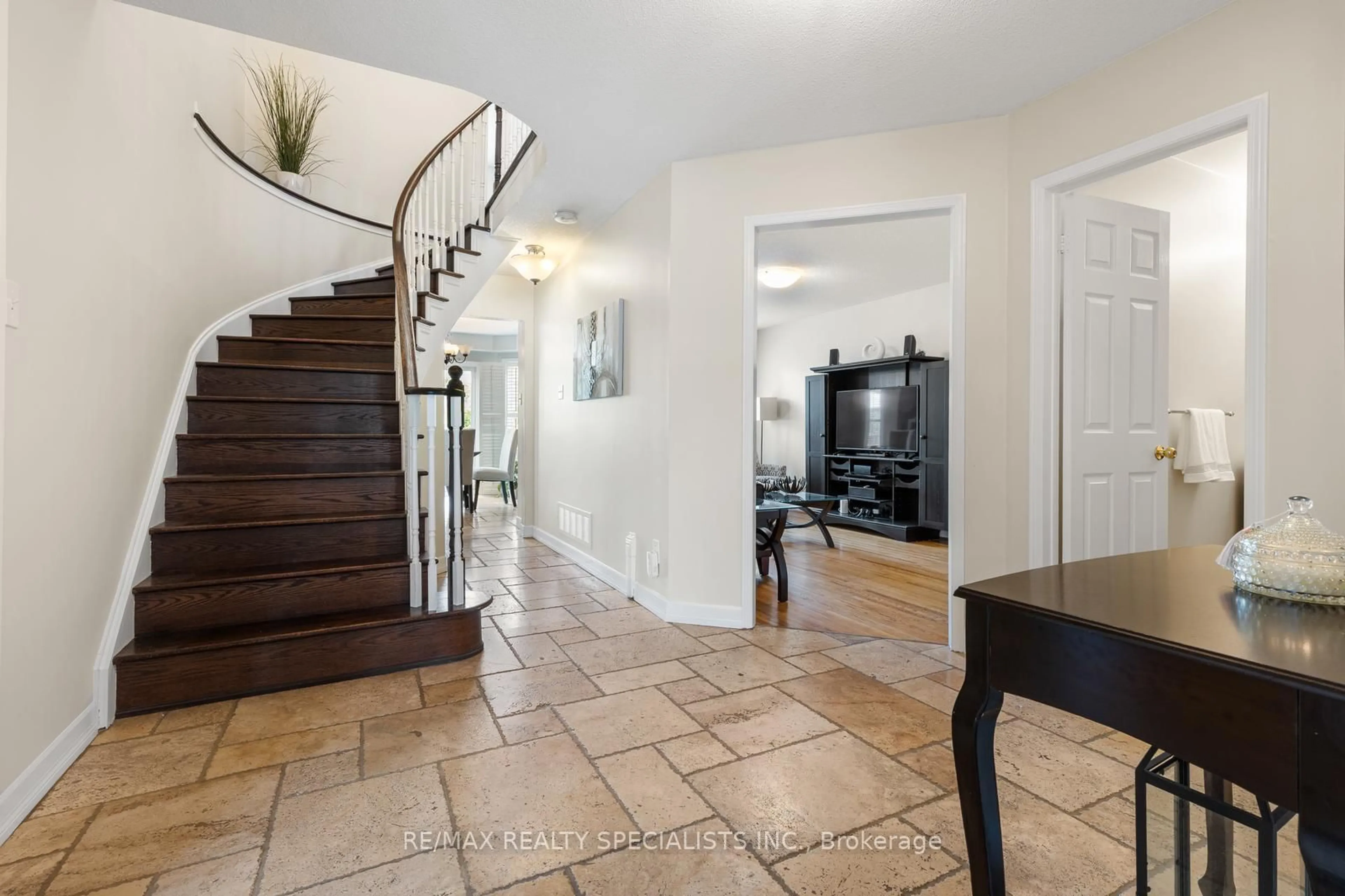 Indoor entryway for 7202 Black Walnut Tr, Mississauga Ontario L5N 7N4