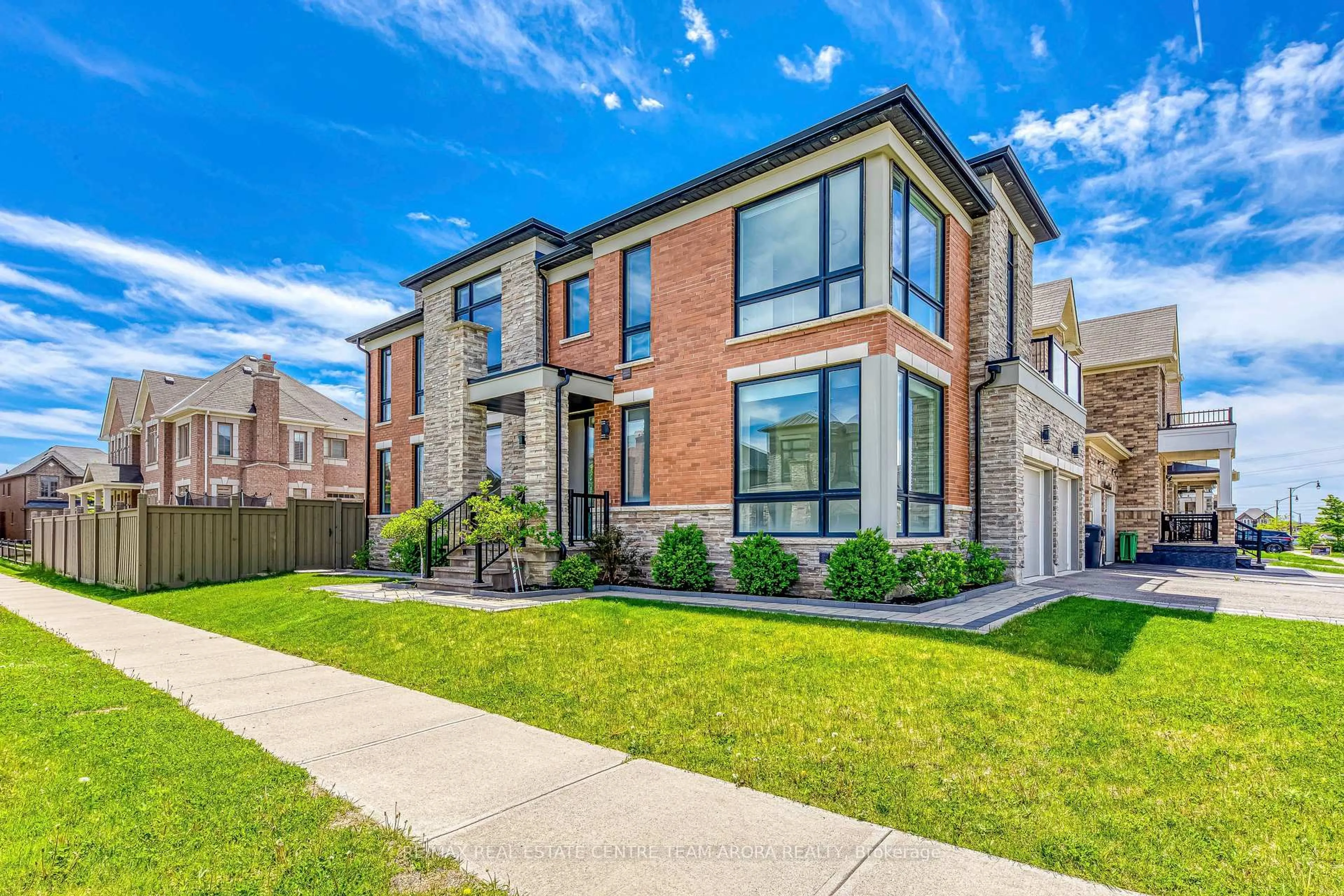 Home with brick exterior material, street for 15 Dalecrest Rd, Brampton Ontario L6X 5N3
