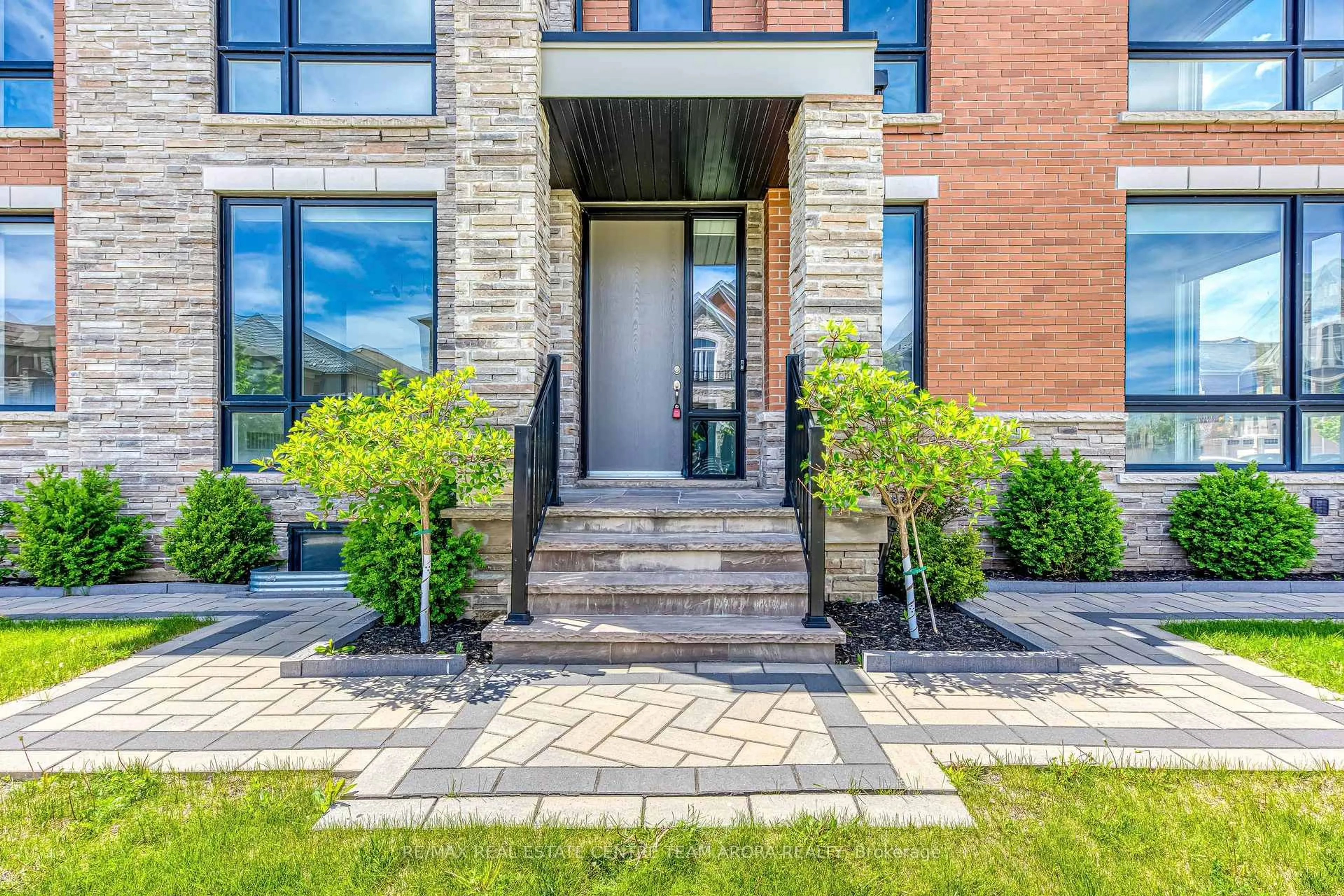 Home with brick exterior material, street for 15 Dalecrest Rd, Brampton Ontario L6X 5N3
