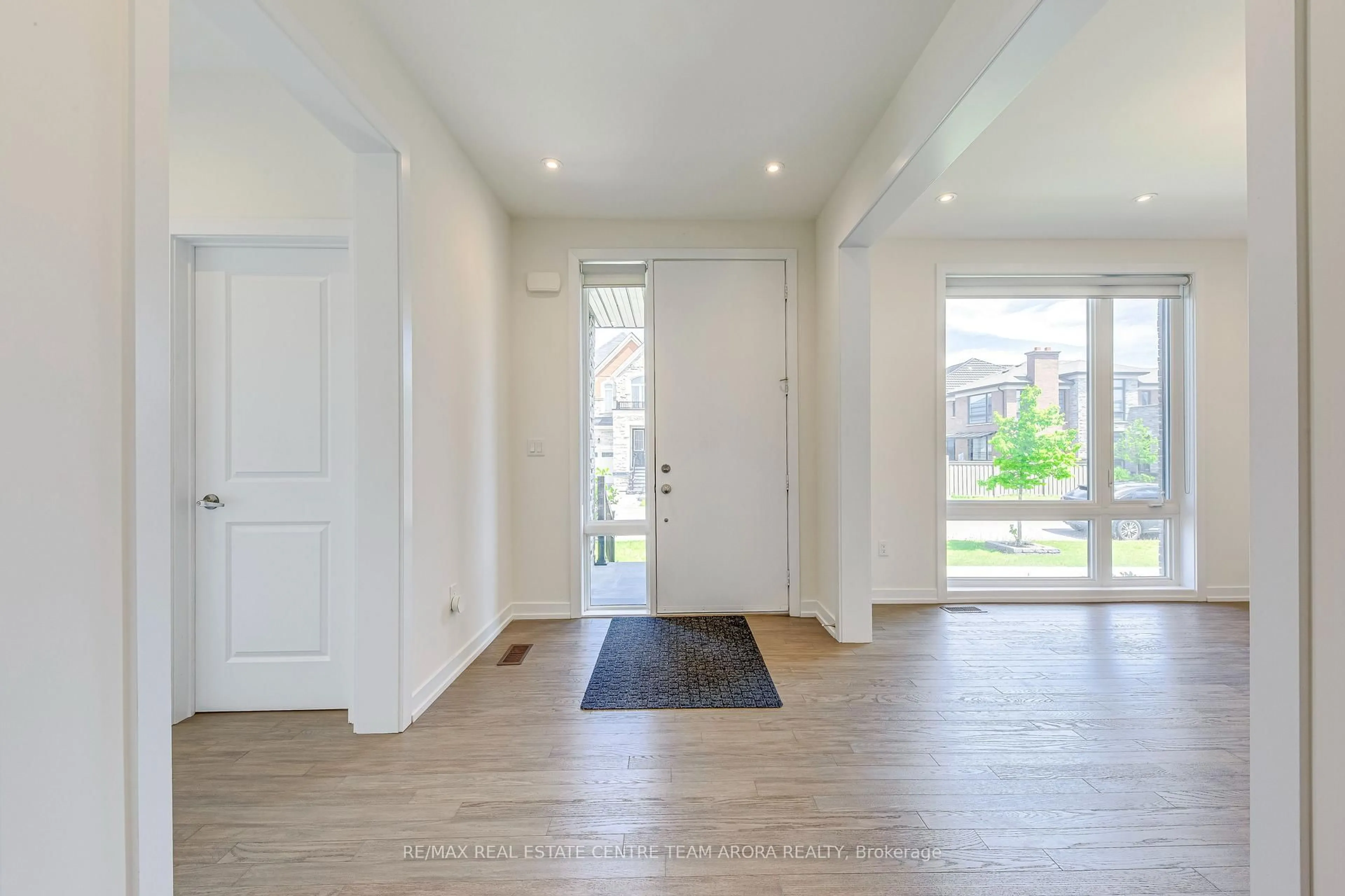 Indoor entryway for 15 Dalecrest Rd, Brampton Ontario L6X 5N3