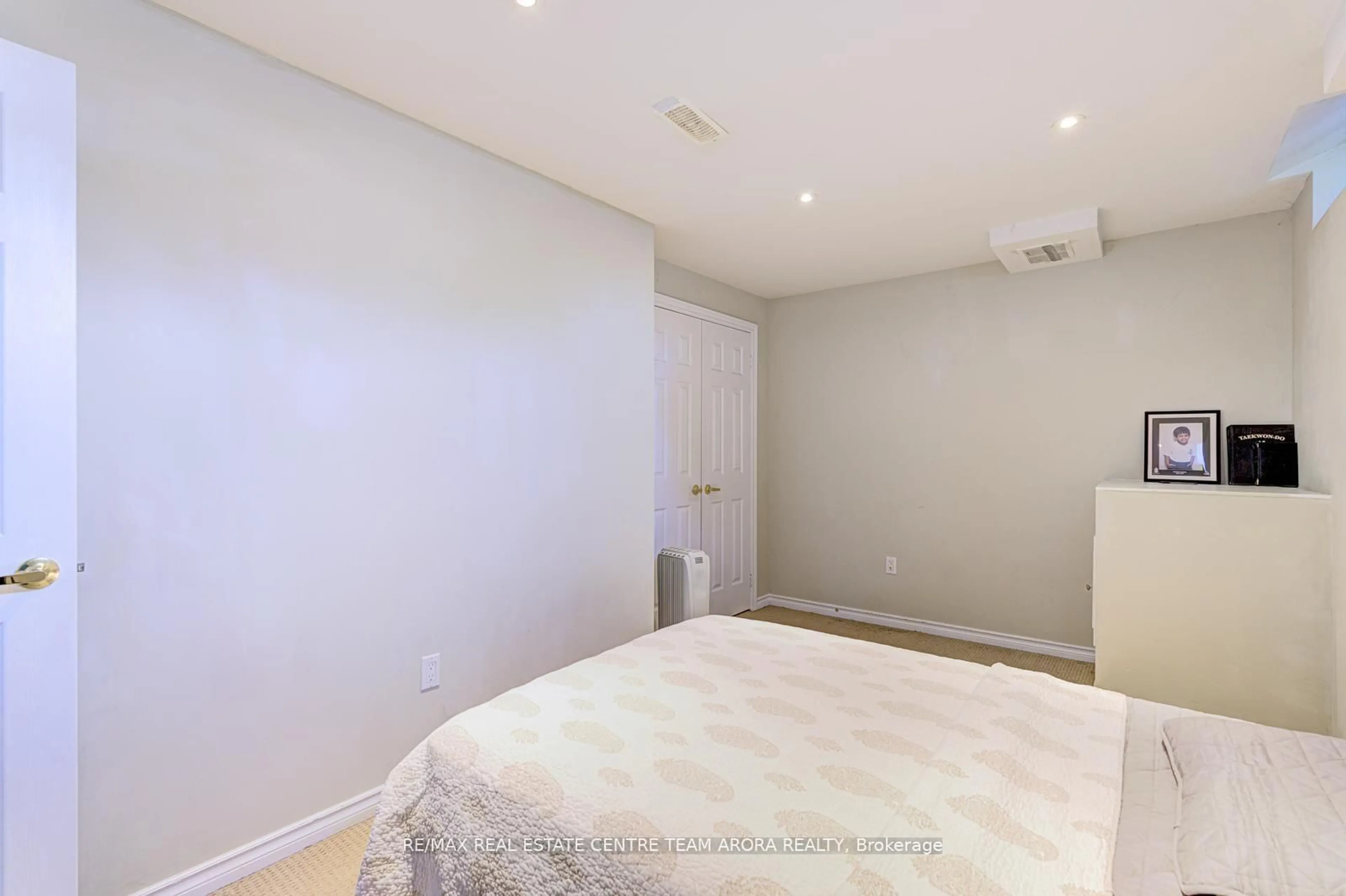 A pic of a room for 28 Sixteen Mile Dr, Oakville Ontario L6M 0S7