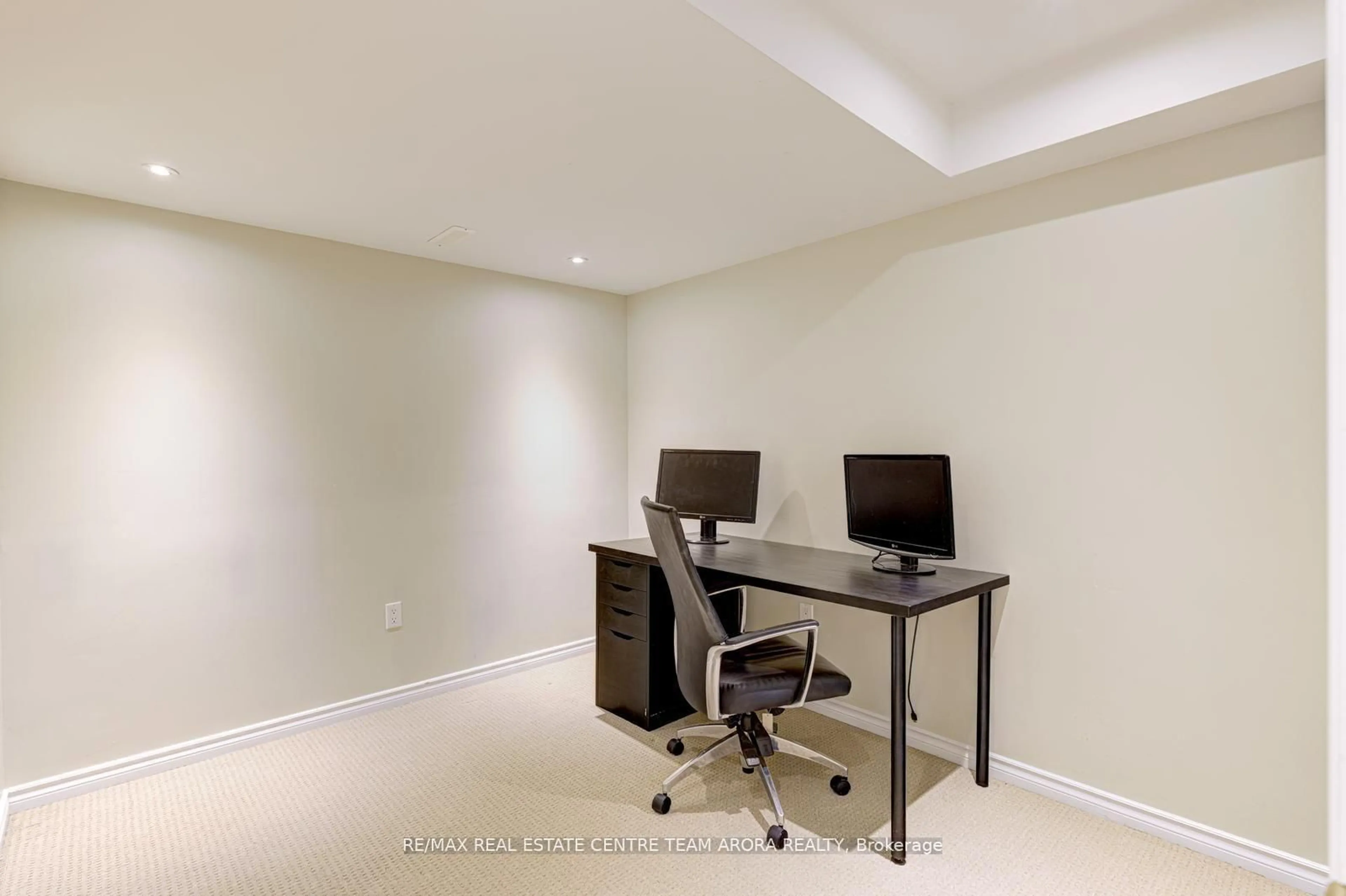 A pic of a room for 28 Sixteen Mile Dr, Oakville Ontario L6M 0S7