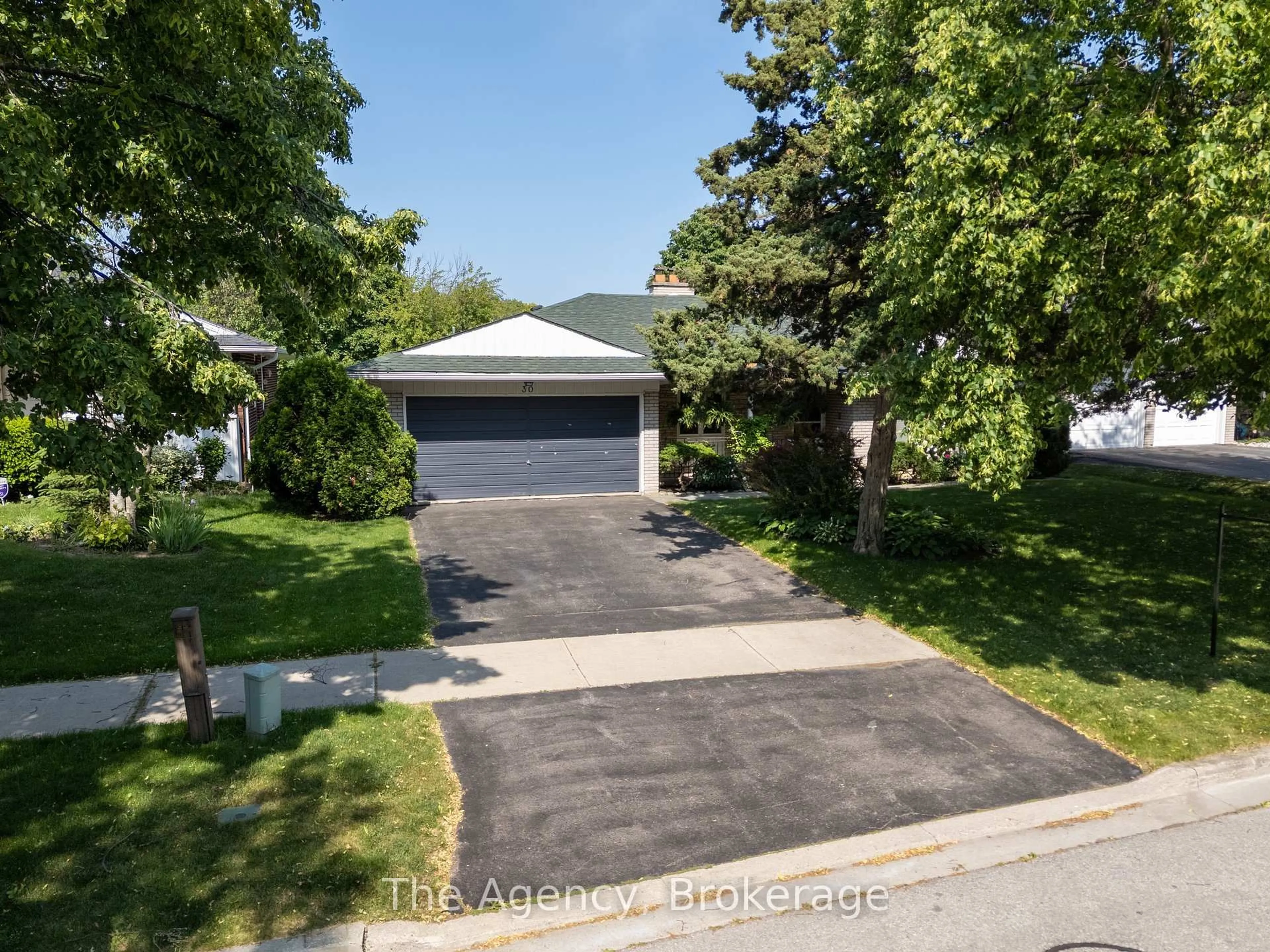 A pic from outside/outdoor area/front of a property/back of a property/a pic from drone, street for 30 Deanewood Cres, Toronto Ontario M9B 3A9
