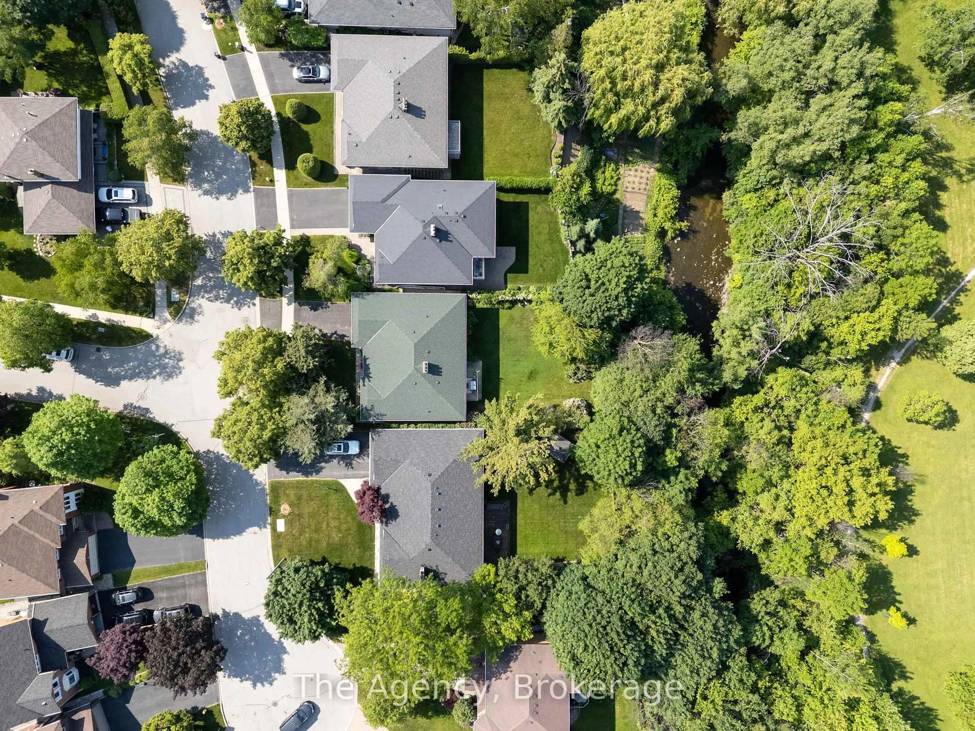 A pic from outside/outdoor area/front of a property/back of a property/a pic from drone, street for 30 Deanewood Cres, Toronto Ontario M9B 3A9