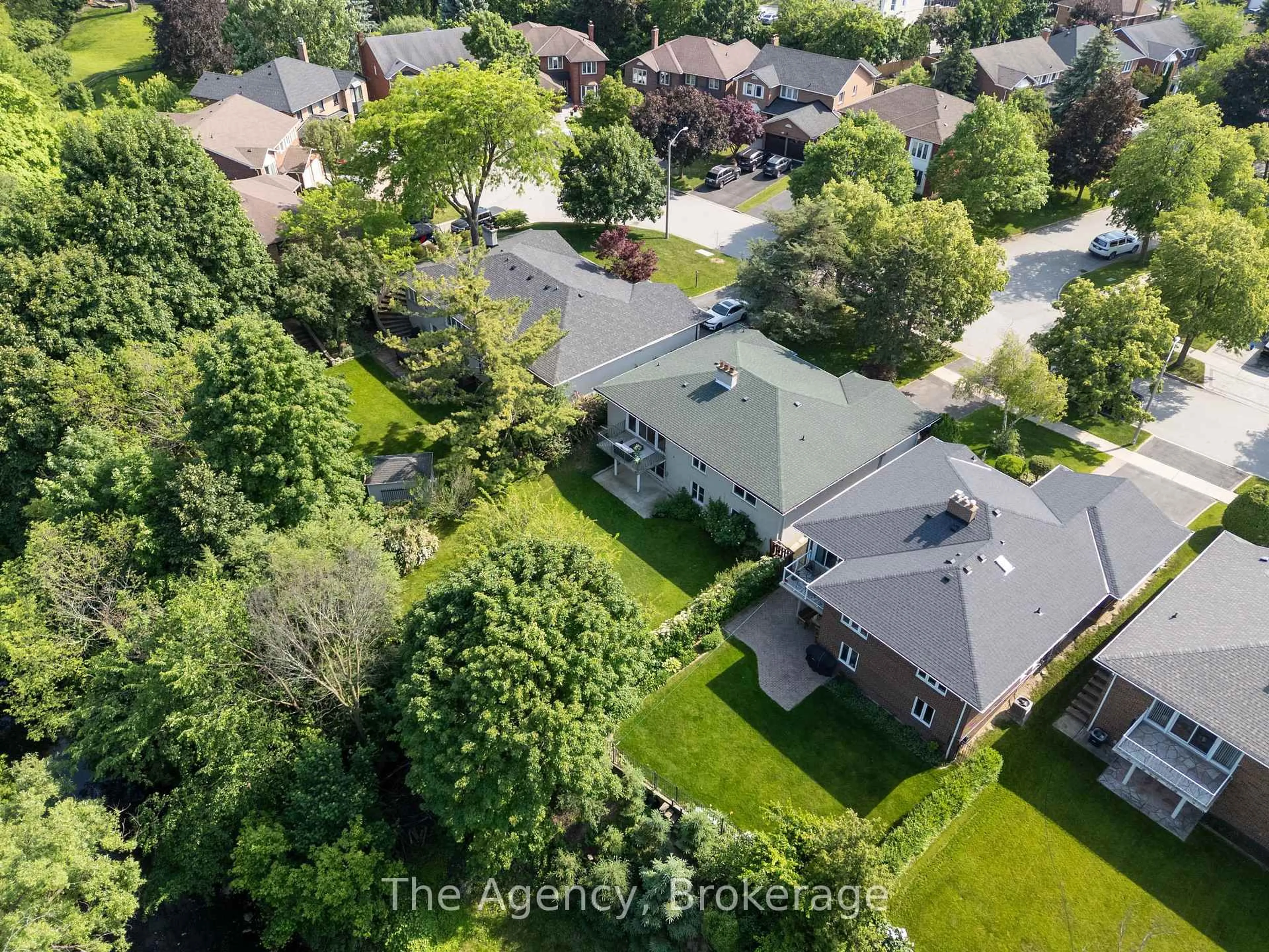 A pic from outside/outdoor area/front of a property/back of a property/a pic from drone, street for 30 Deanewood Cres, Toronto Ontario M9B 3A9