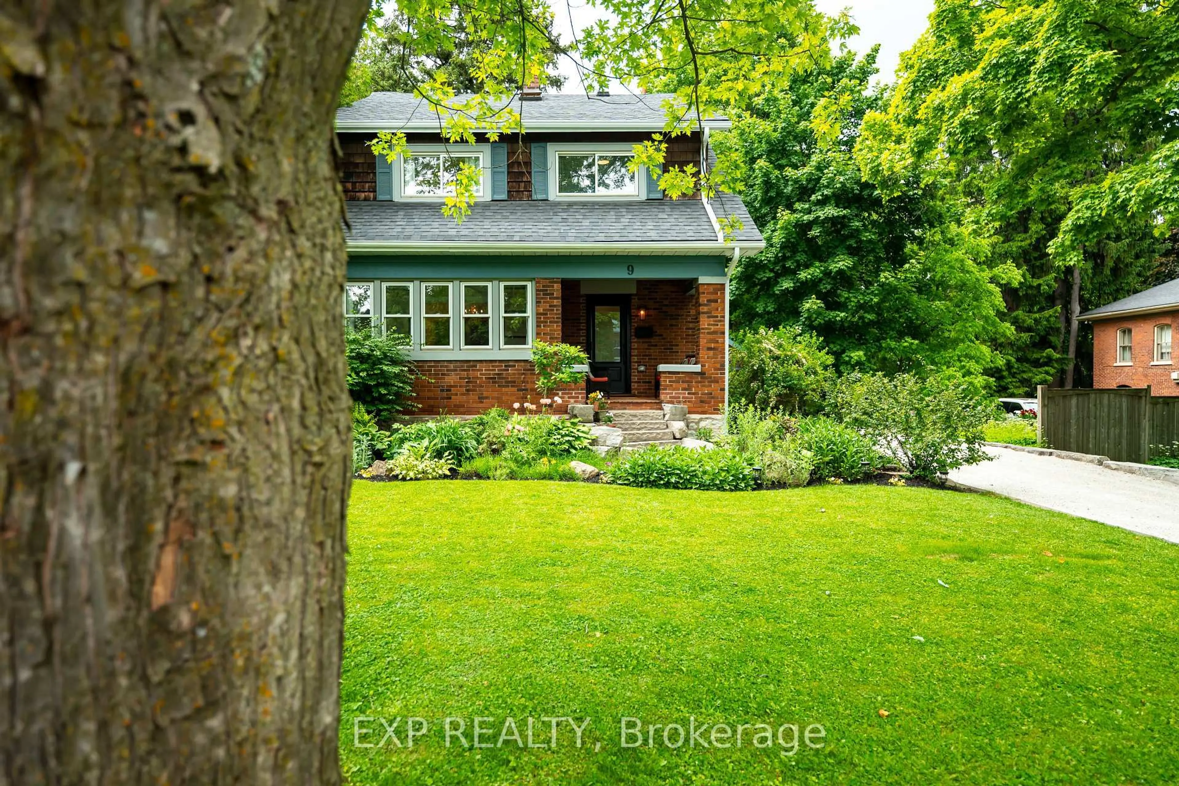 A pic from outside/outdoor area/front of a property/back of a property/a pic from drone, street for 9 Third Ave, Orangeville Ontario L9W 1G8