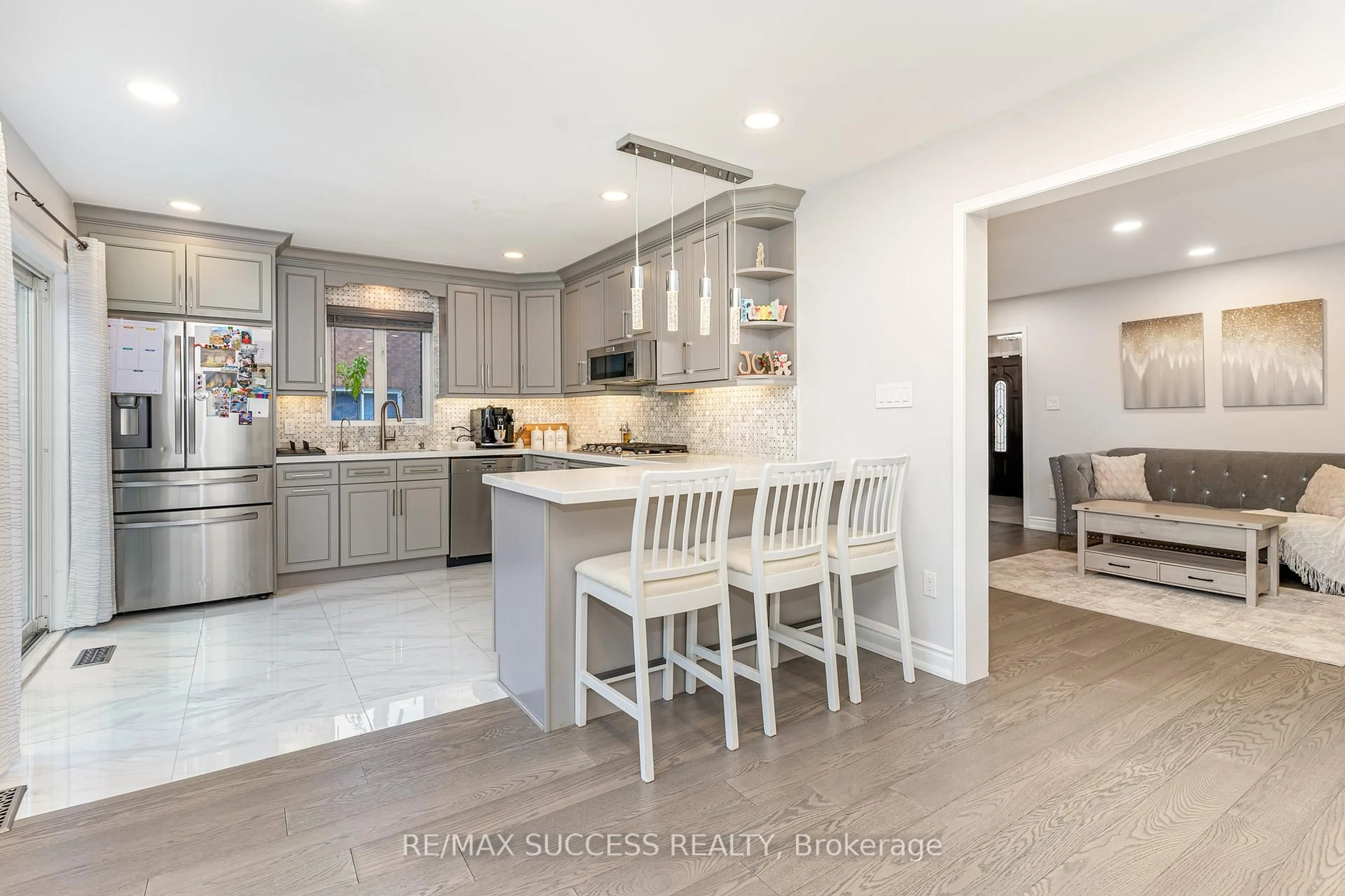 Open concept kitchen, ceramic/tile floor for 5383 Red Brush Dr, Mississauga Ontario L4Z 4B2