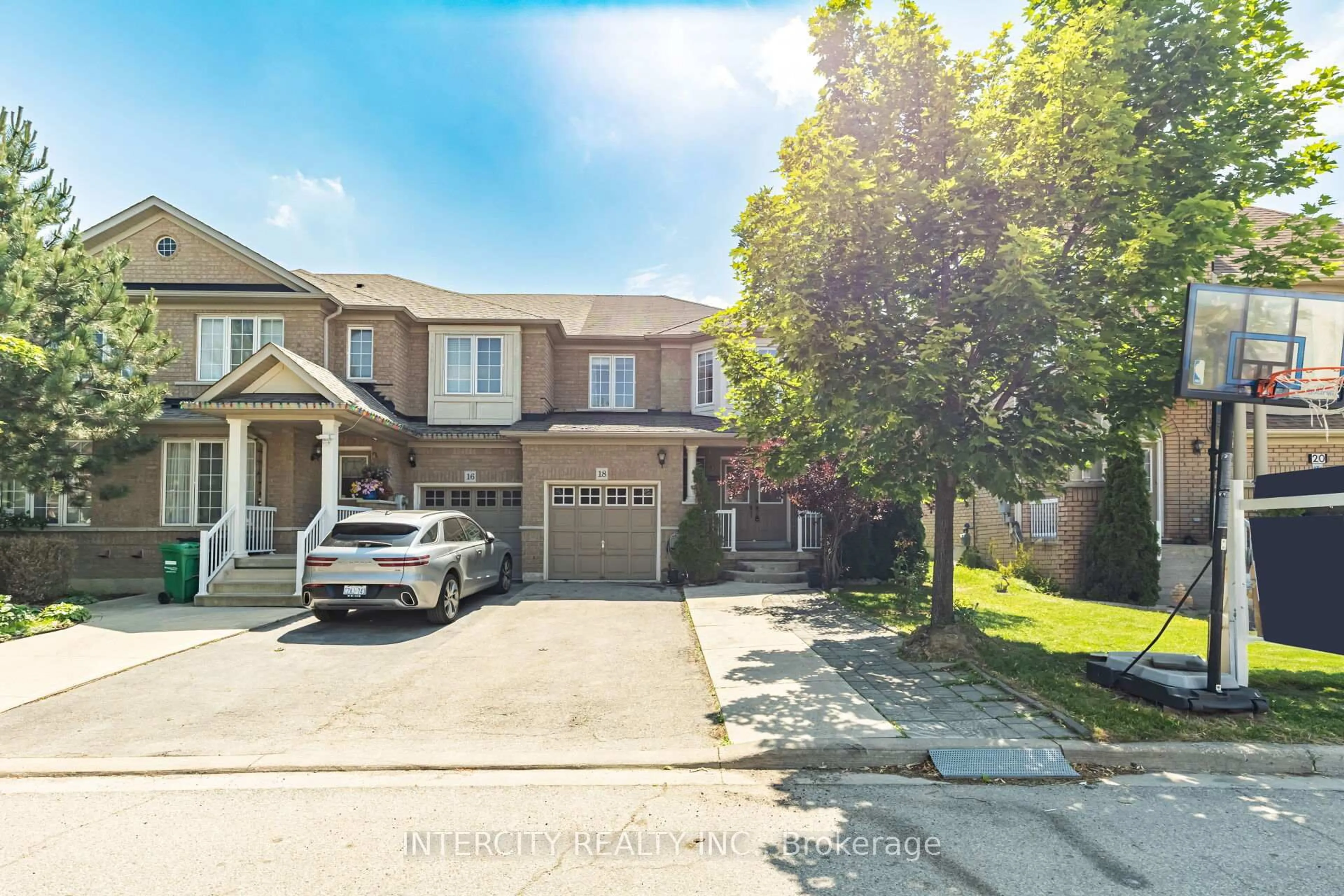 A pic from outside/outdoor area/front of a property/back of a property/a pic from drone, street for 18 Snowshoe Lane, Brampton Ontario L6R 0J1