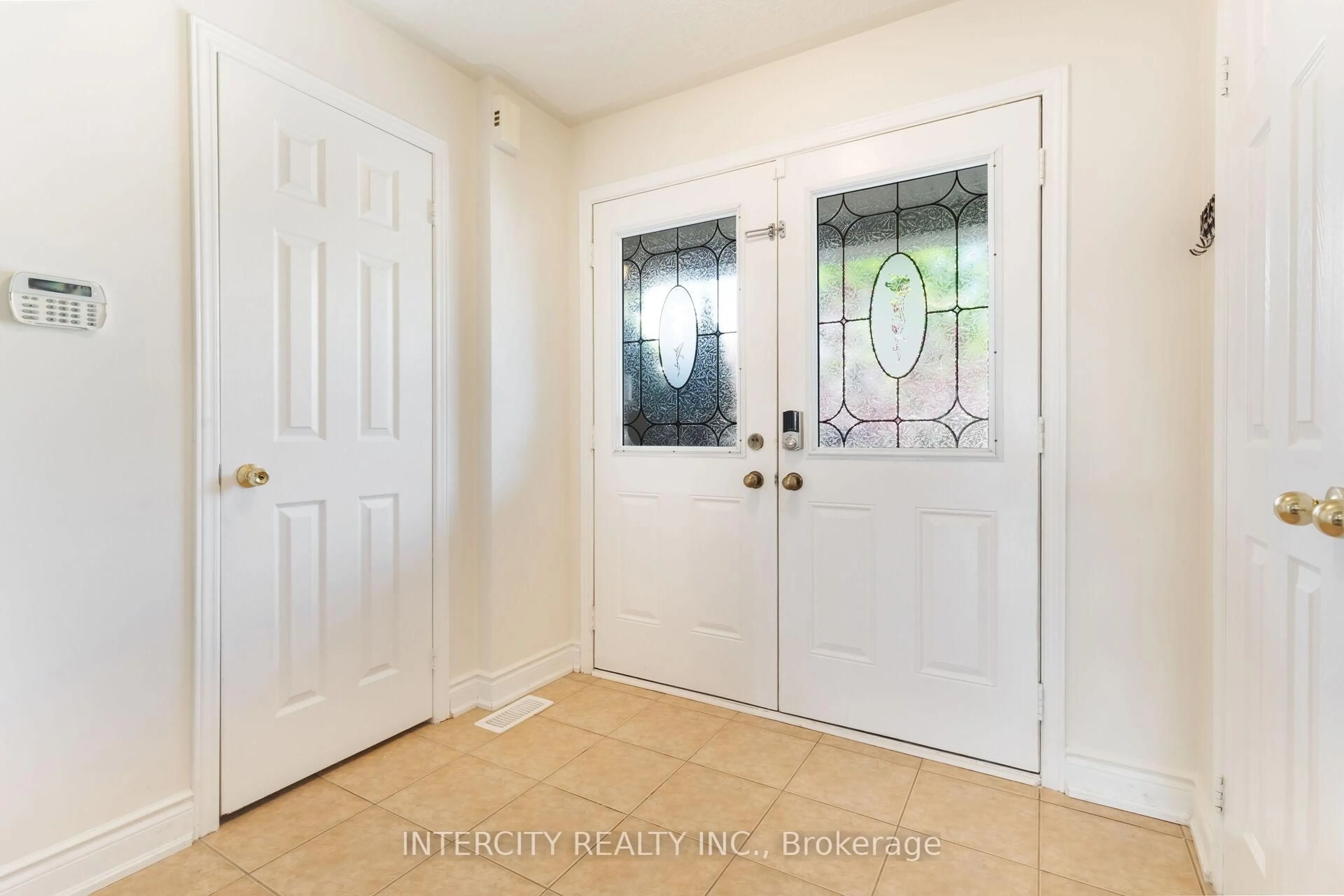 Indoor entryway for 18 Snowshoe Lane, Brampton Ontario L6R 0J1