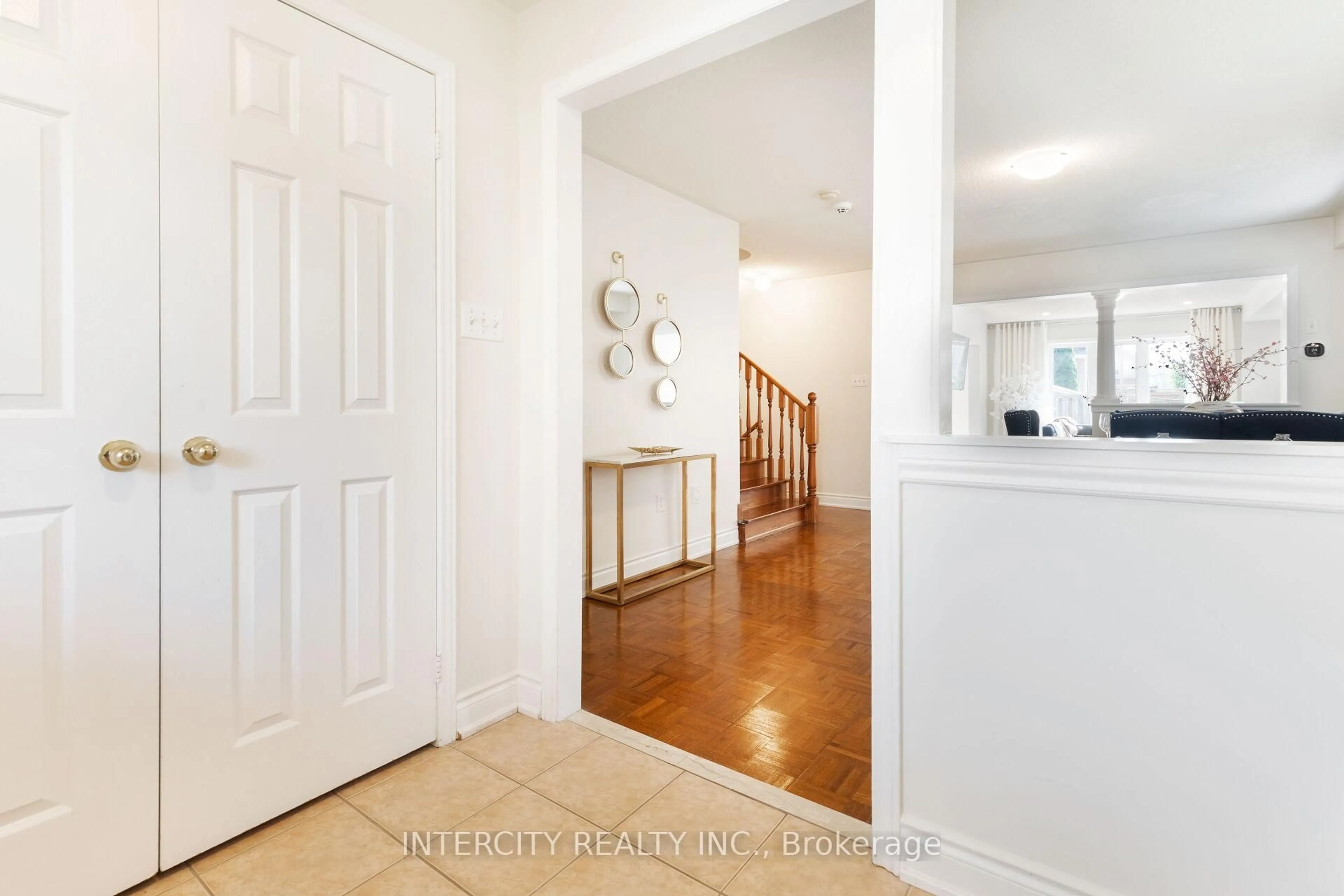 Indoor entryway for 18 Snowshoe Lane, Brampton Ontario L6R 0J1
