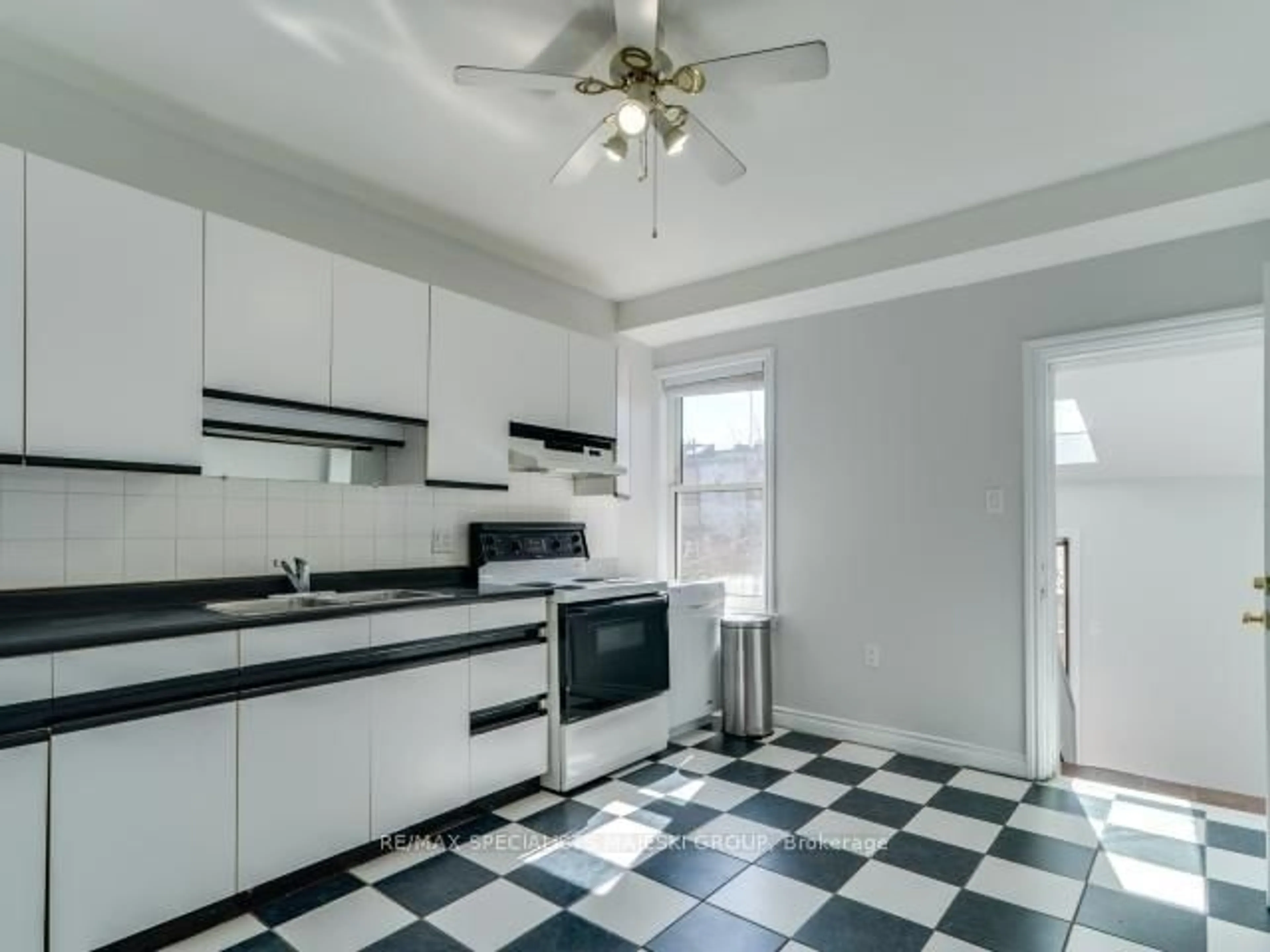 Standard kitchen, ceramic/tile floor for 13 Westminster Ave, Toronto Ontario M6R 1N3