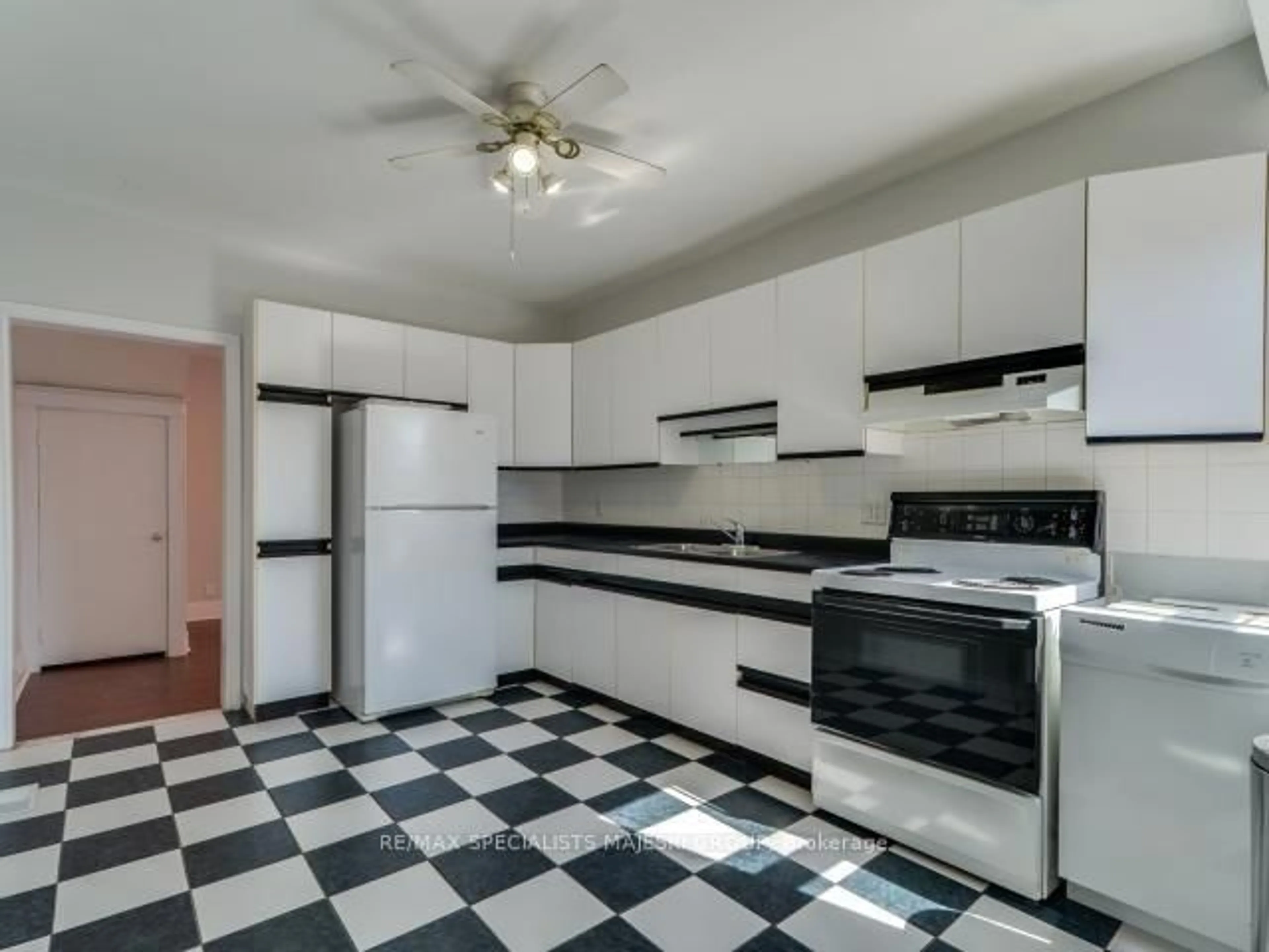 Standard kitchen, ceramic/tile floor for 13 Westminster Ave, Toronto Ontario M6R 1N3