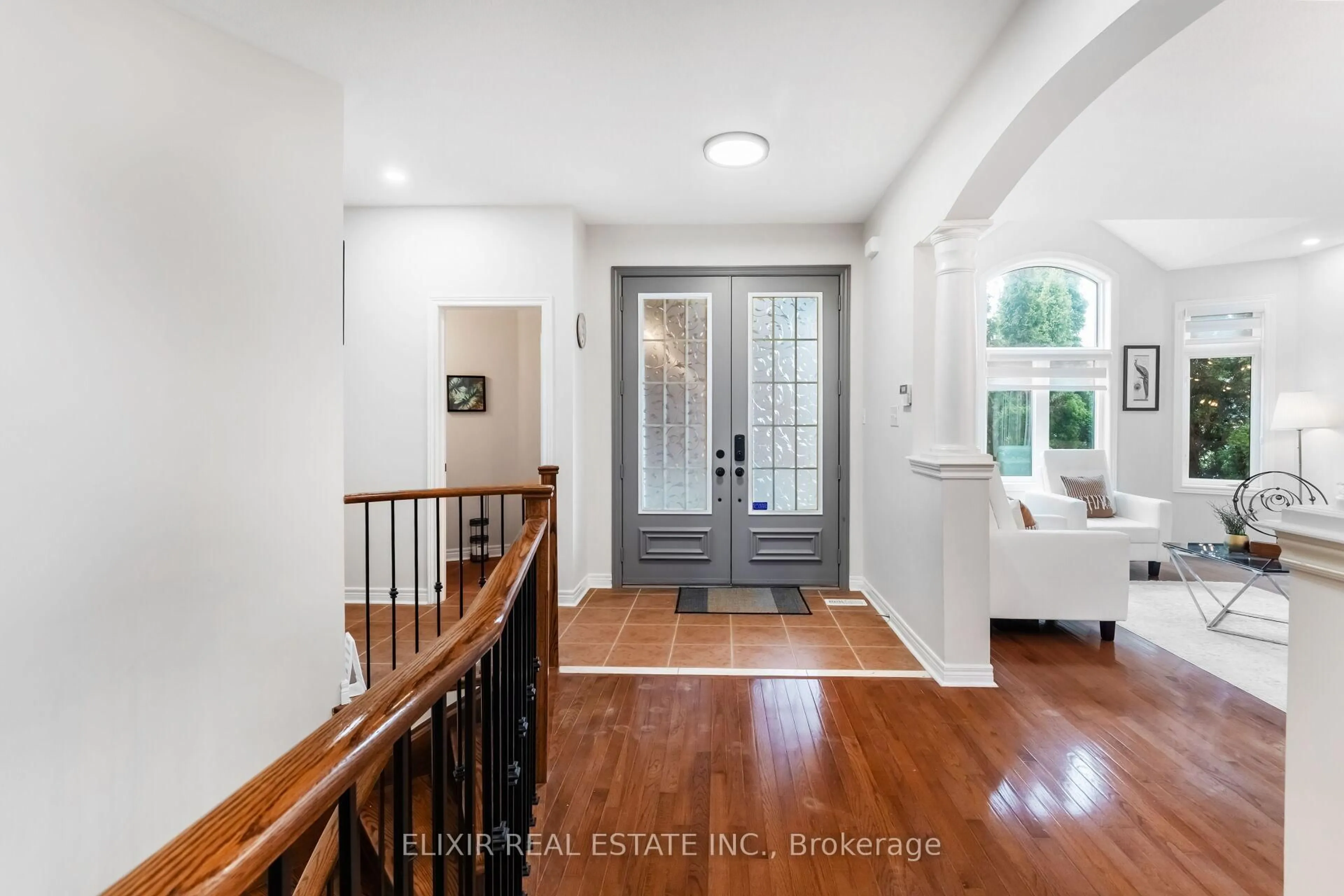 Indoor entryway for 397 Burloak Dr, Oakville Ontario L6L 6W8