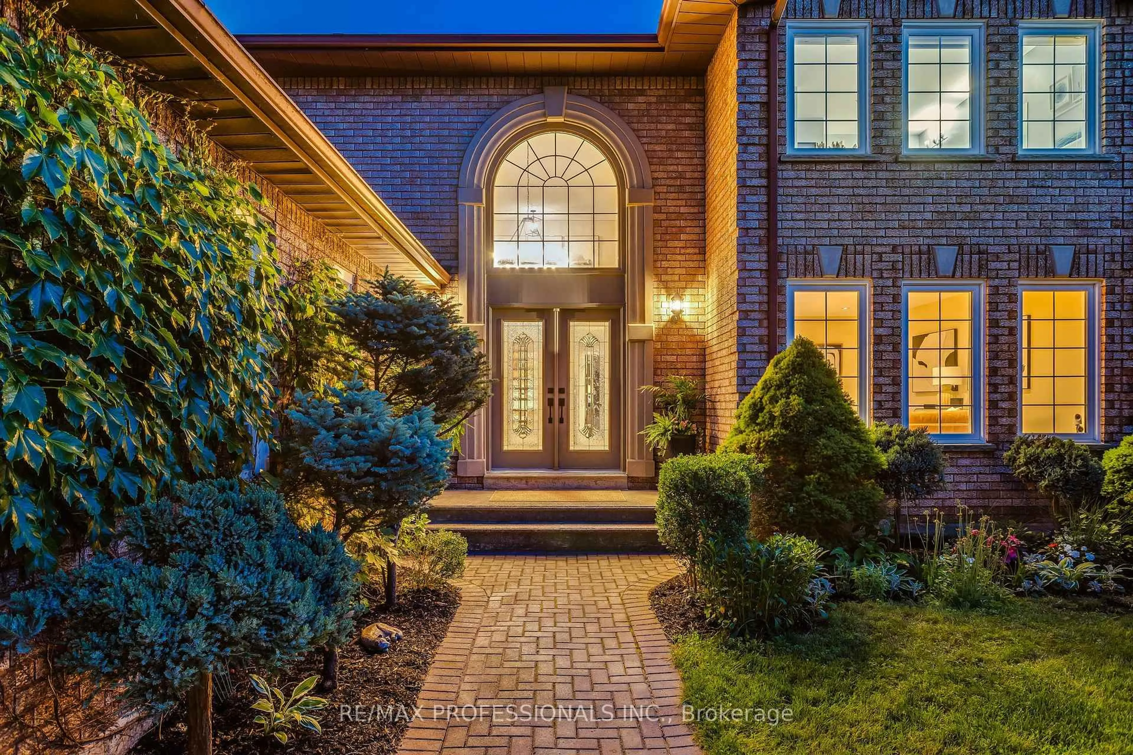 Home with brick exterior material, street for 3588 Thorpedale Crt, Mississauga Ontario L5L 3V6