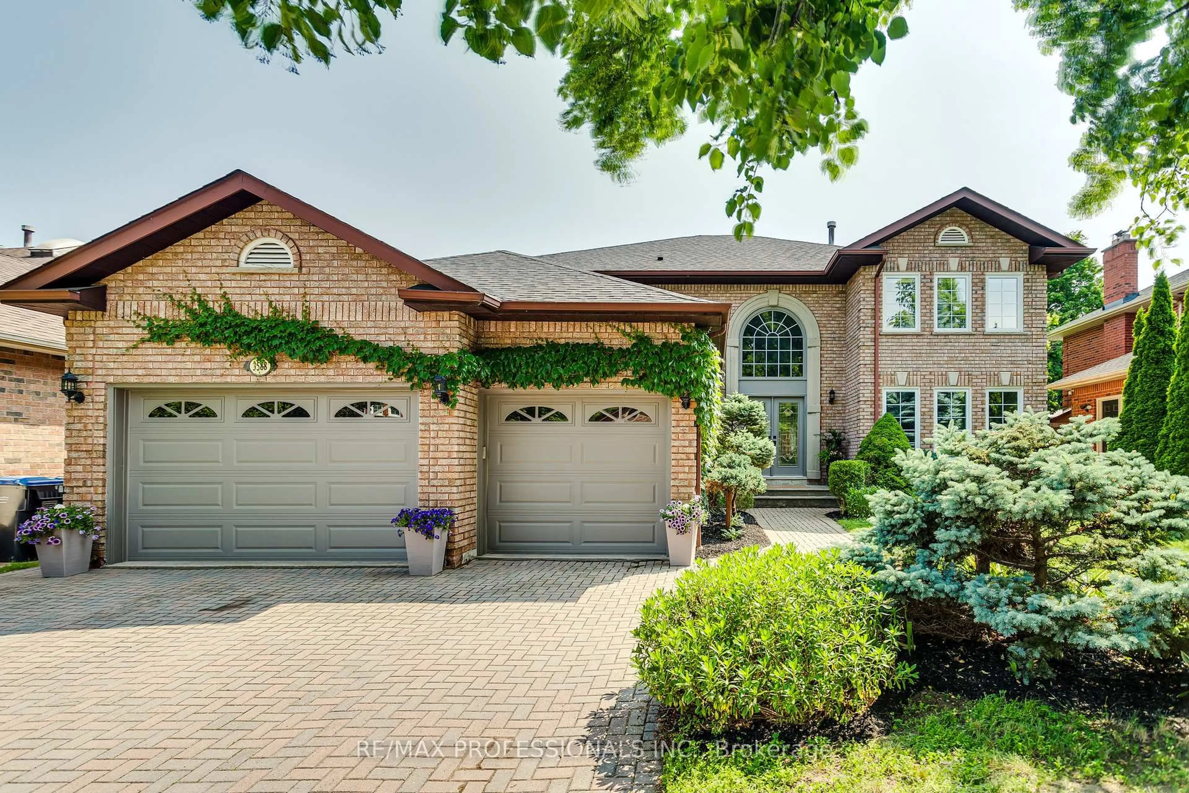 Home with brick exterior material, street for 3588 Thorpedale Crt, Mississauga Ontario L5L 3V6