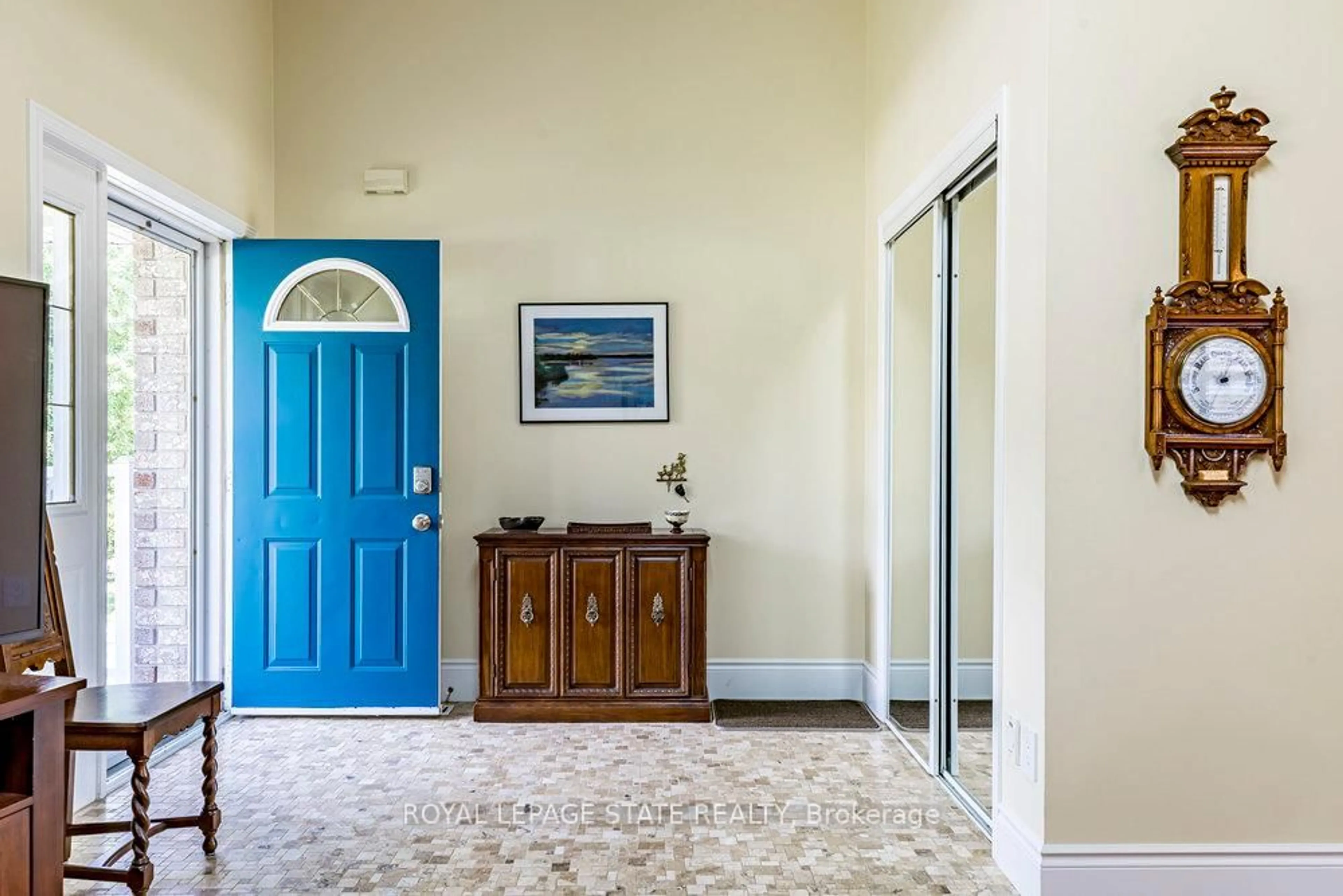 Indoor foyer for 1510 Norwood Ave, Burlington Ontario L7T 1V8