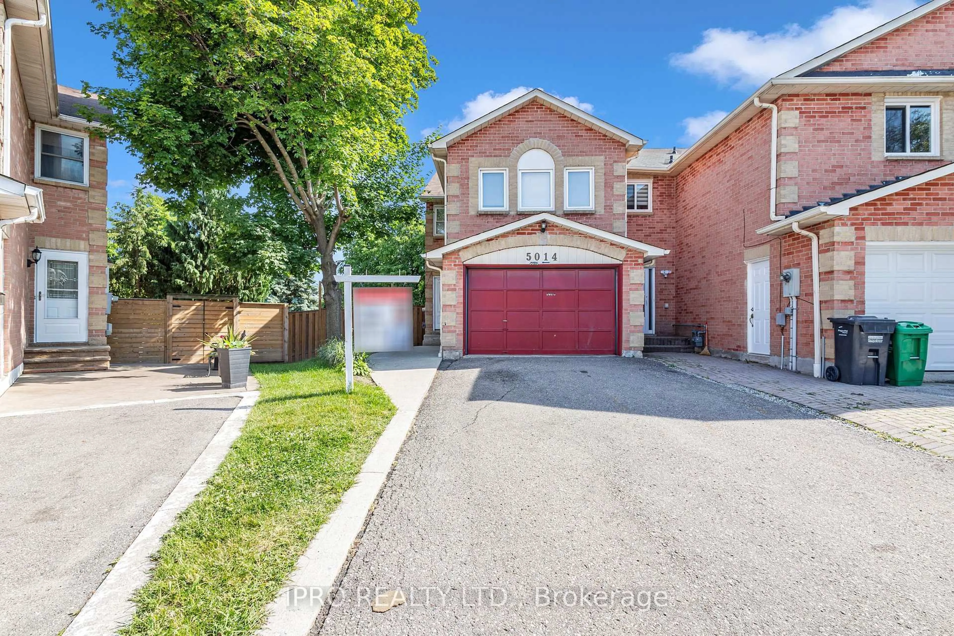 A pic from outside/outdoor area/front of a property/back of a property/a pic from drone, street for 5014 Rundle Crt, Mississauga Ontario L5M 4A3