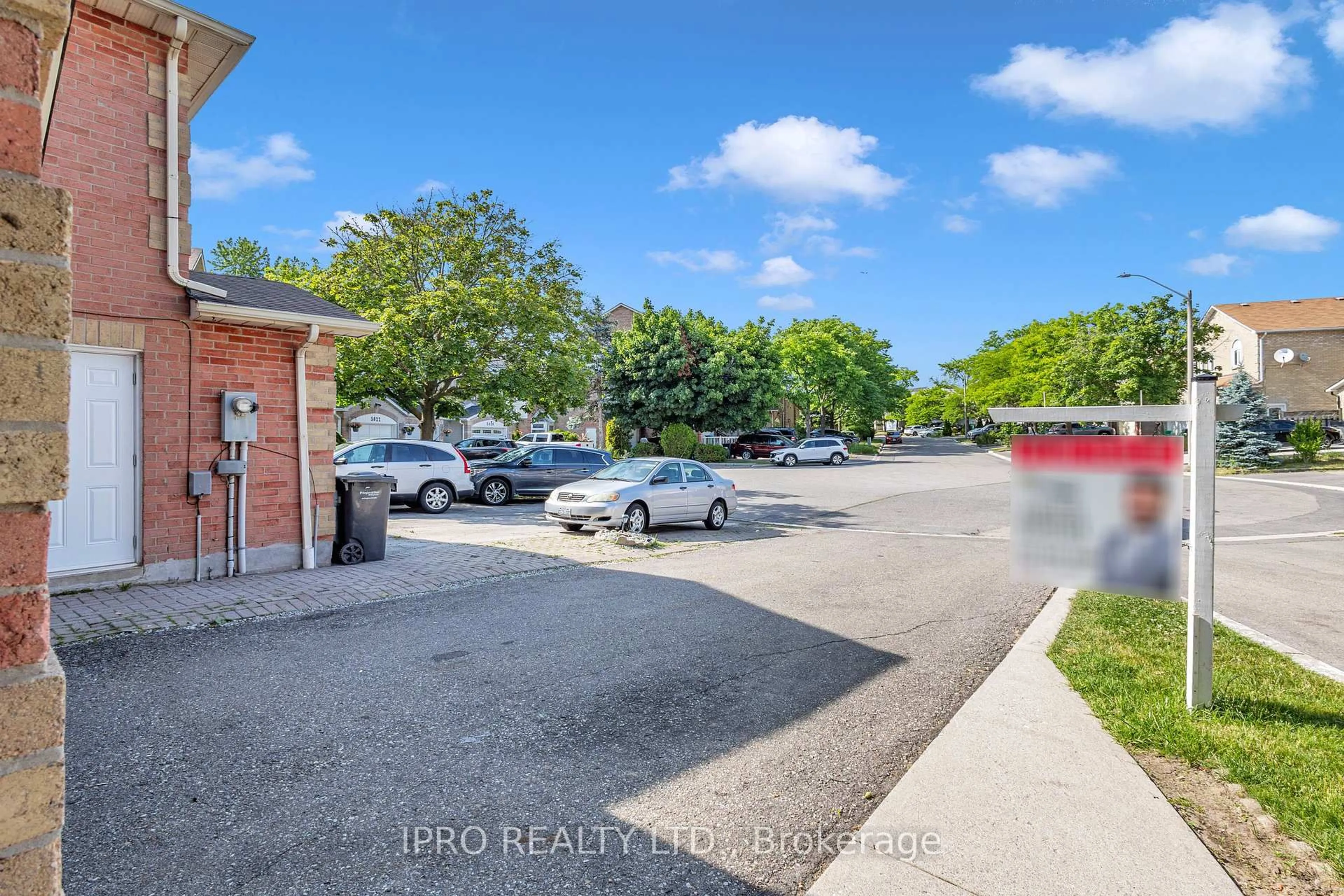 A pic from outside/outdoor area/front of a property/back of a property/a pic from drone, street for 5014 Rundle Crt, Mississauga Ontario L5M 4A3