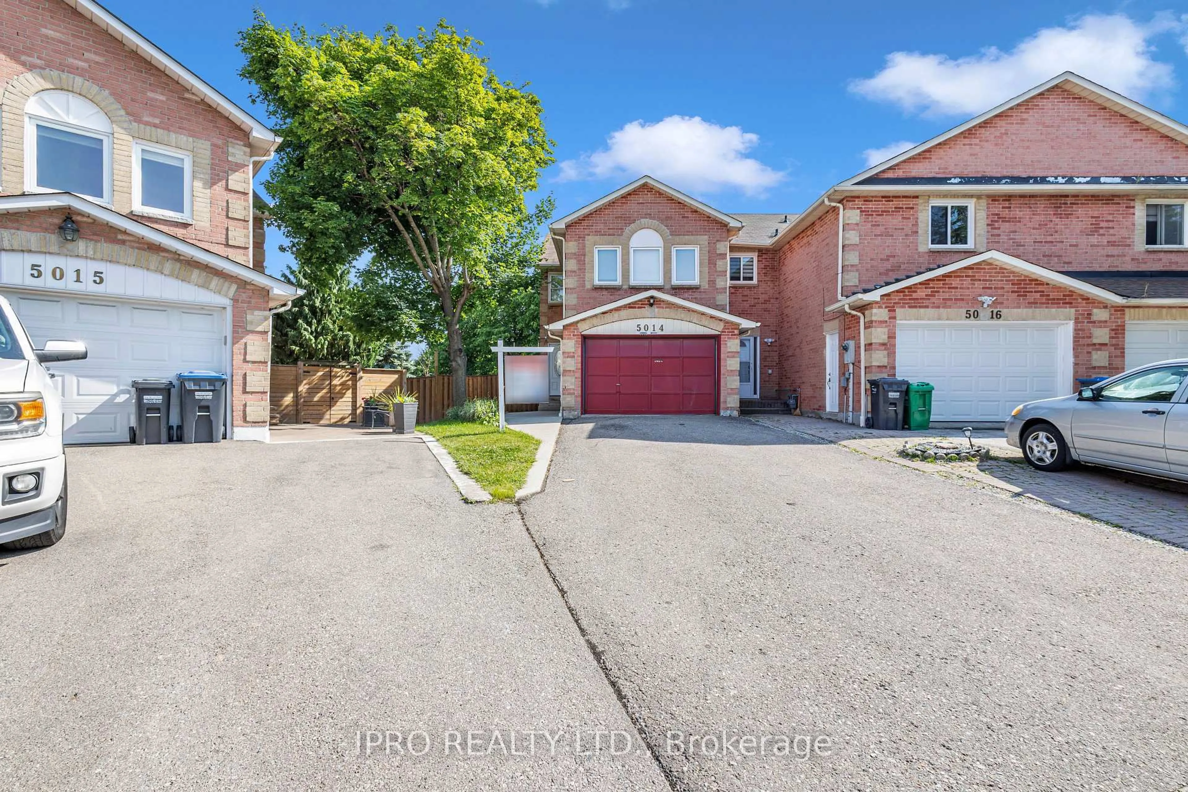 A pic from outside/outdoor area/front of a property/back of a property/a pic from drone, street for 5014 Rundle Crt, Mississauga Ontario L5M 4A3