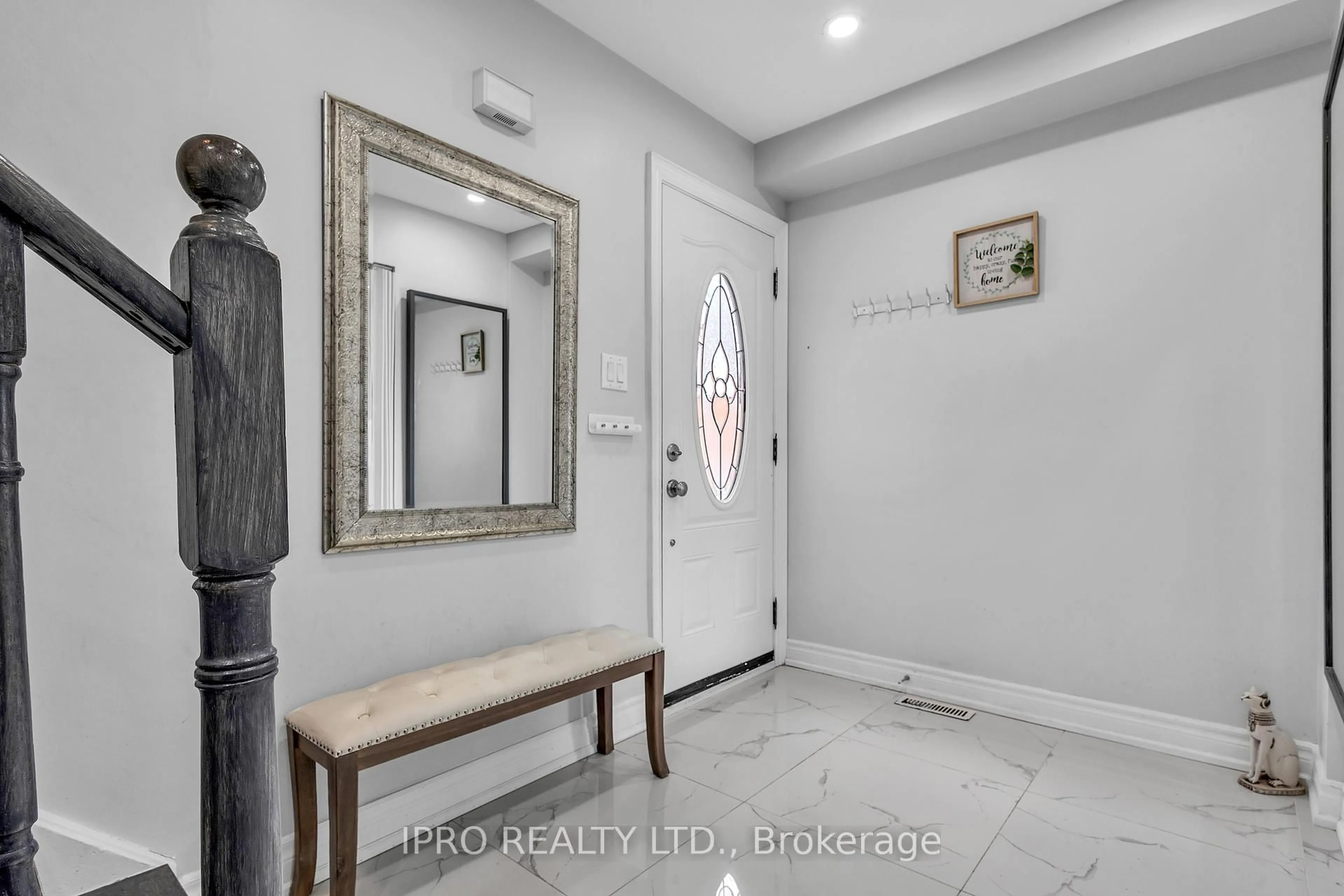 Indoor entryway for 5014 Rundle Crt, Mississauga Ontario L5M 4A3