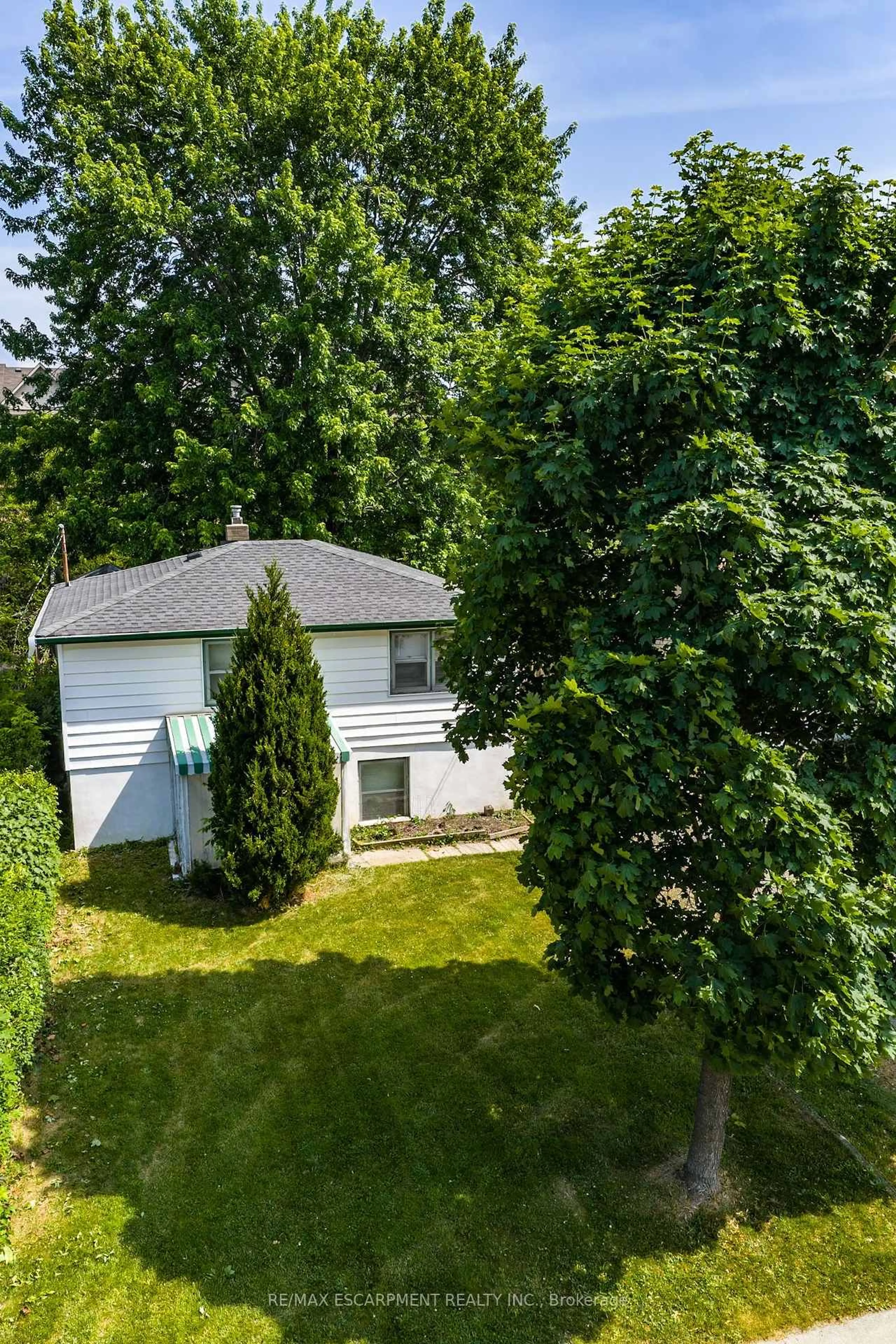 A pic from outside/outdoor area/front of a property/back of a property/a pic from drone, street for 1392 Leighland Rd, Burlington Ontario L7R 3S8