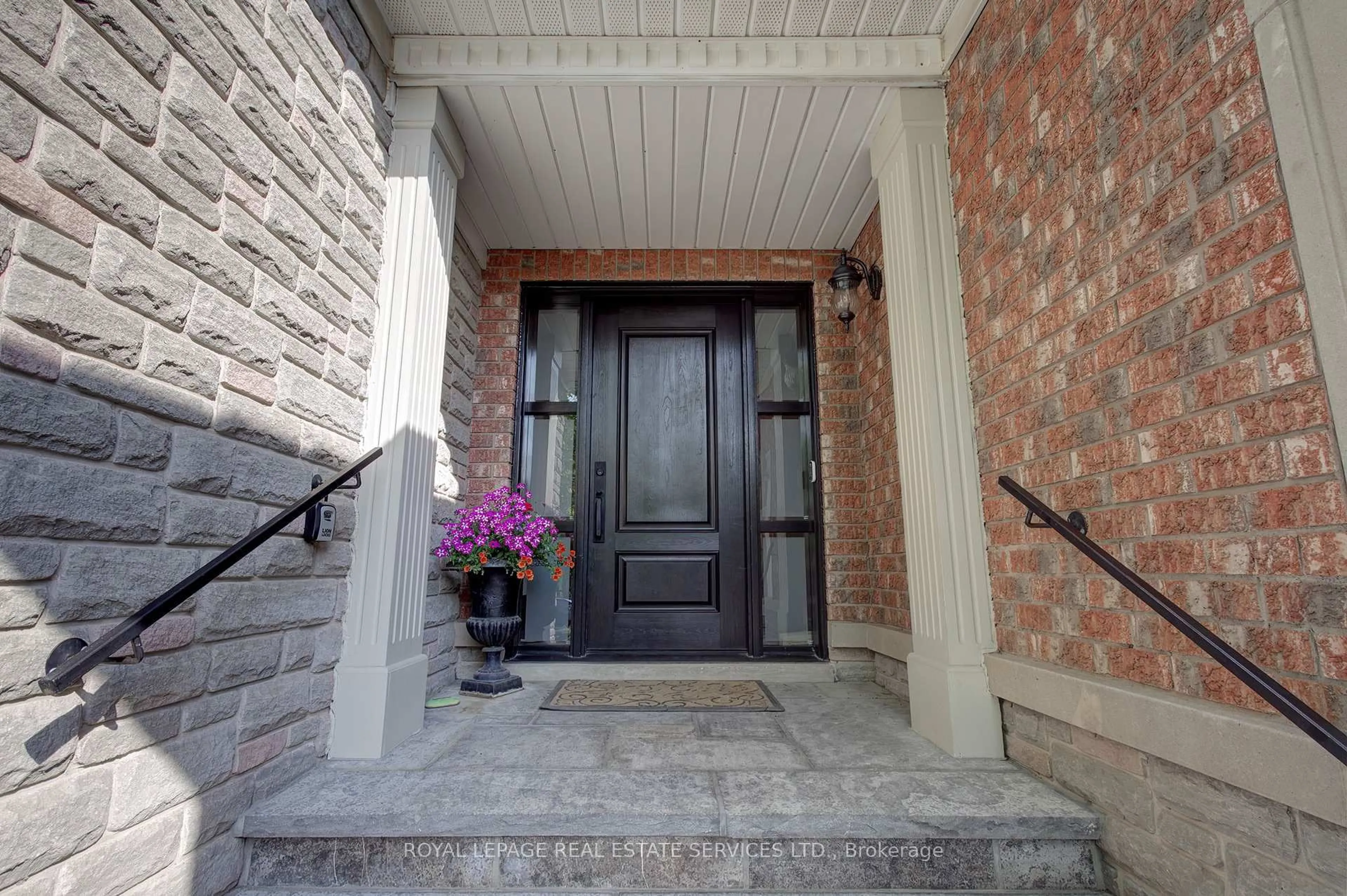 Indoor entryway for 2194 Galloway Dr, Oakville Ontario L6H 6T4
