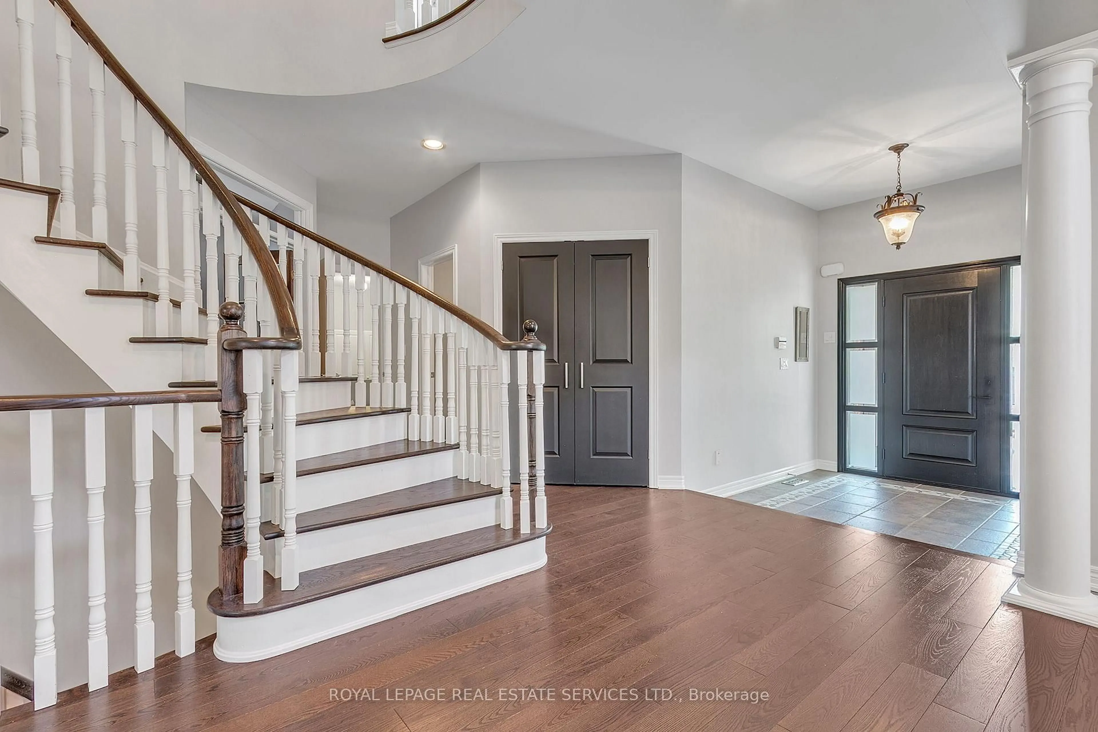 Indoor entryway for 2194 Galloway Dr, Oakville Ontario L6H 6T4