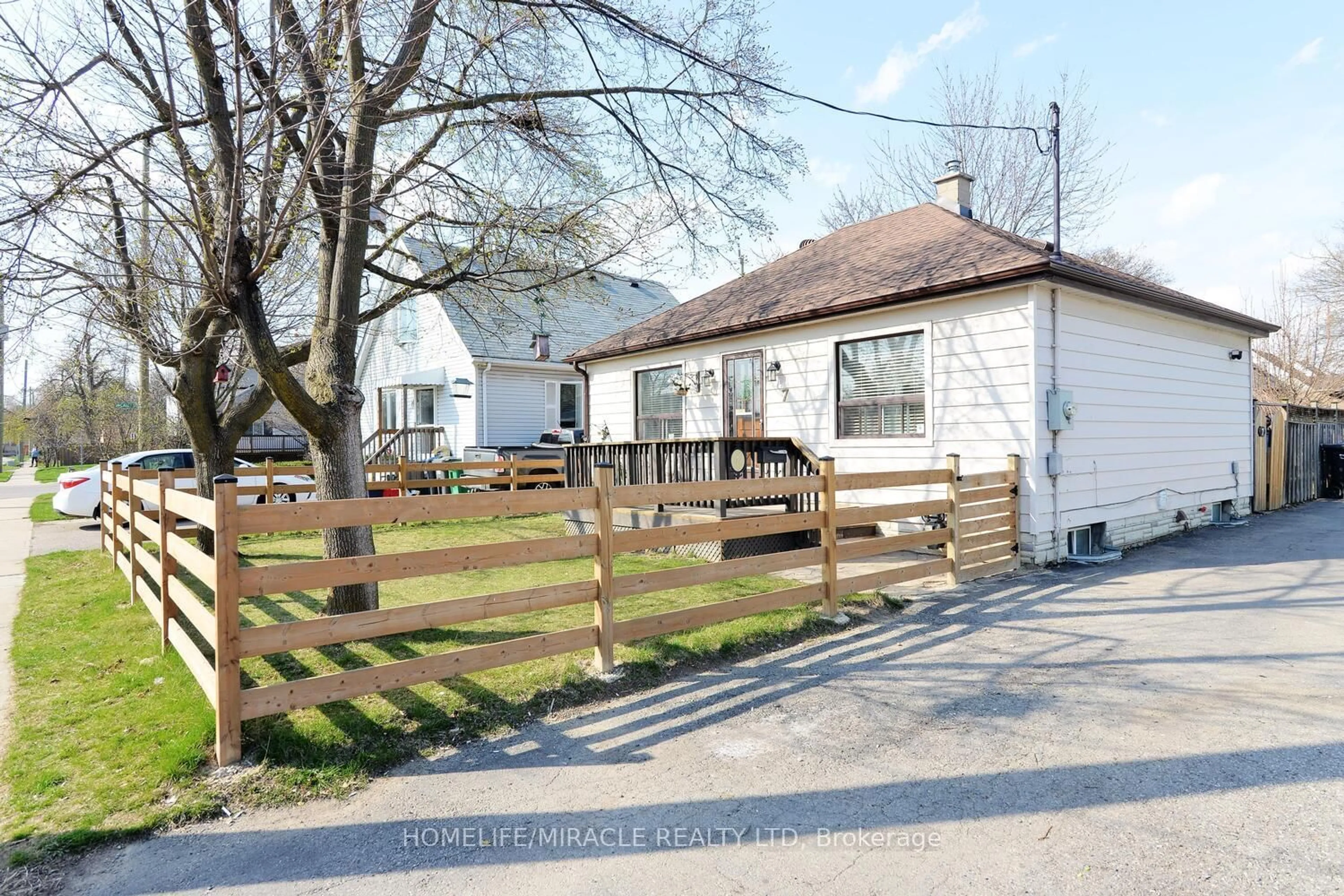 A pic from outside/outdoor area/front of a property/back of a property/a pic from drone, street for 7 Sophia St, Brampton Ontario L6V 1T8