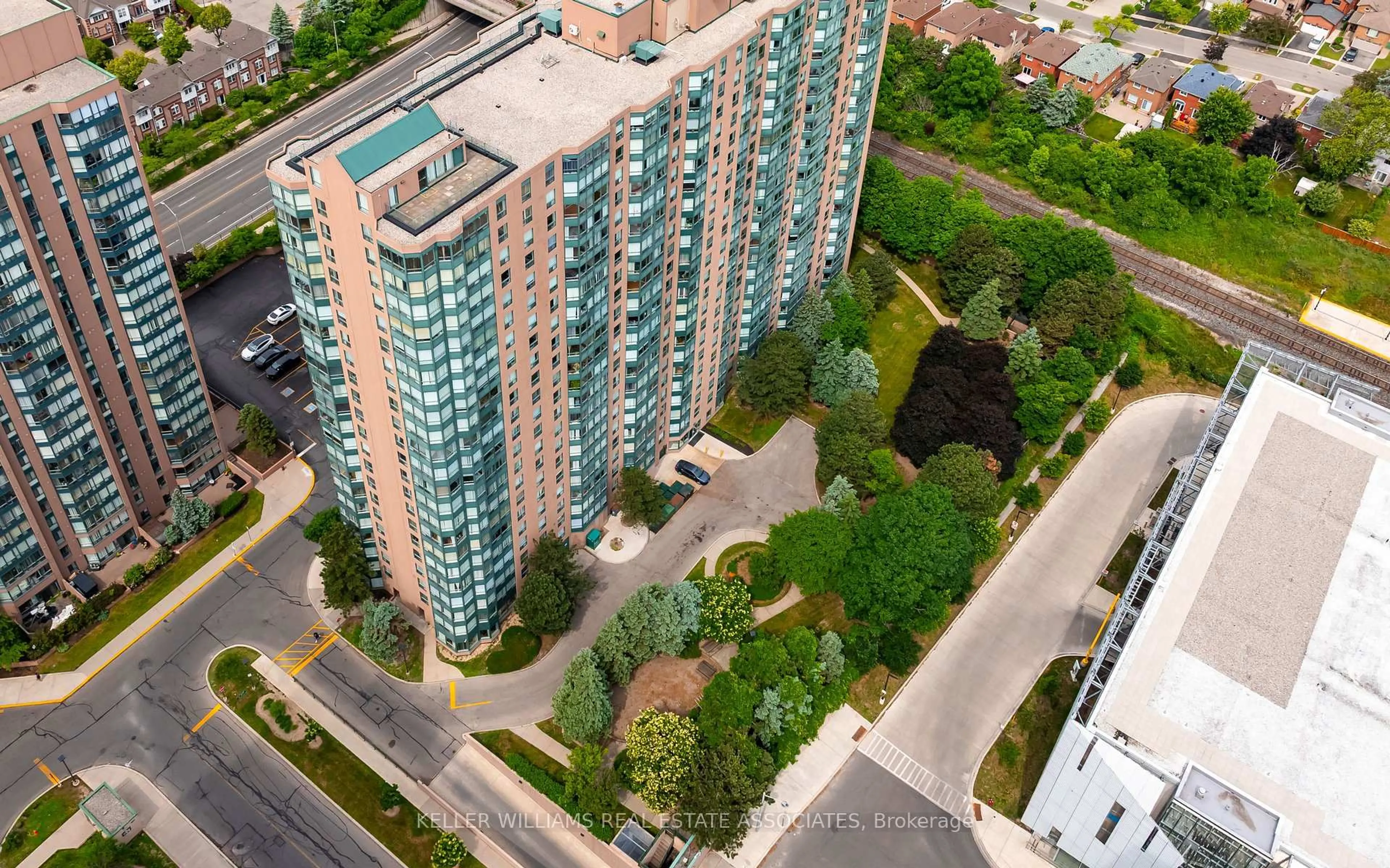 A pic from outside/outdoor area/front of a property/back of a property/a pic from drone, city buildings view from balcony for 135 Hillcrest Ave #2211, Mississauga Ontario L5B 4B1