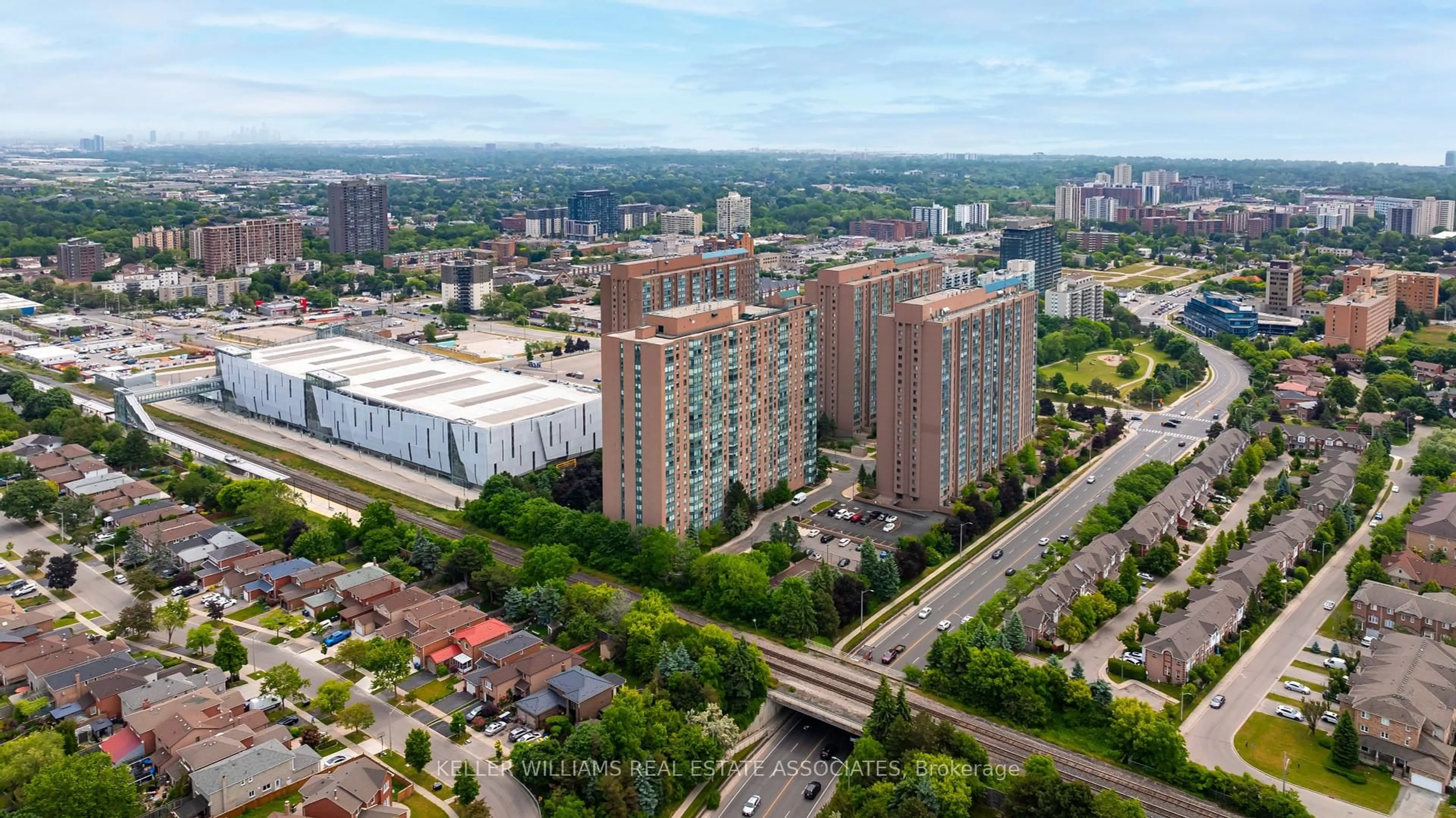 A pic from outside/outdoor area/front of a property/back of a property/a pic from drone, city buildings view from balcony for 135 Hillcrest Ave #2211, Mississauga Ontario L5B 4B1