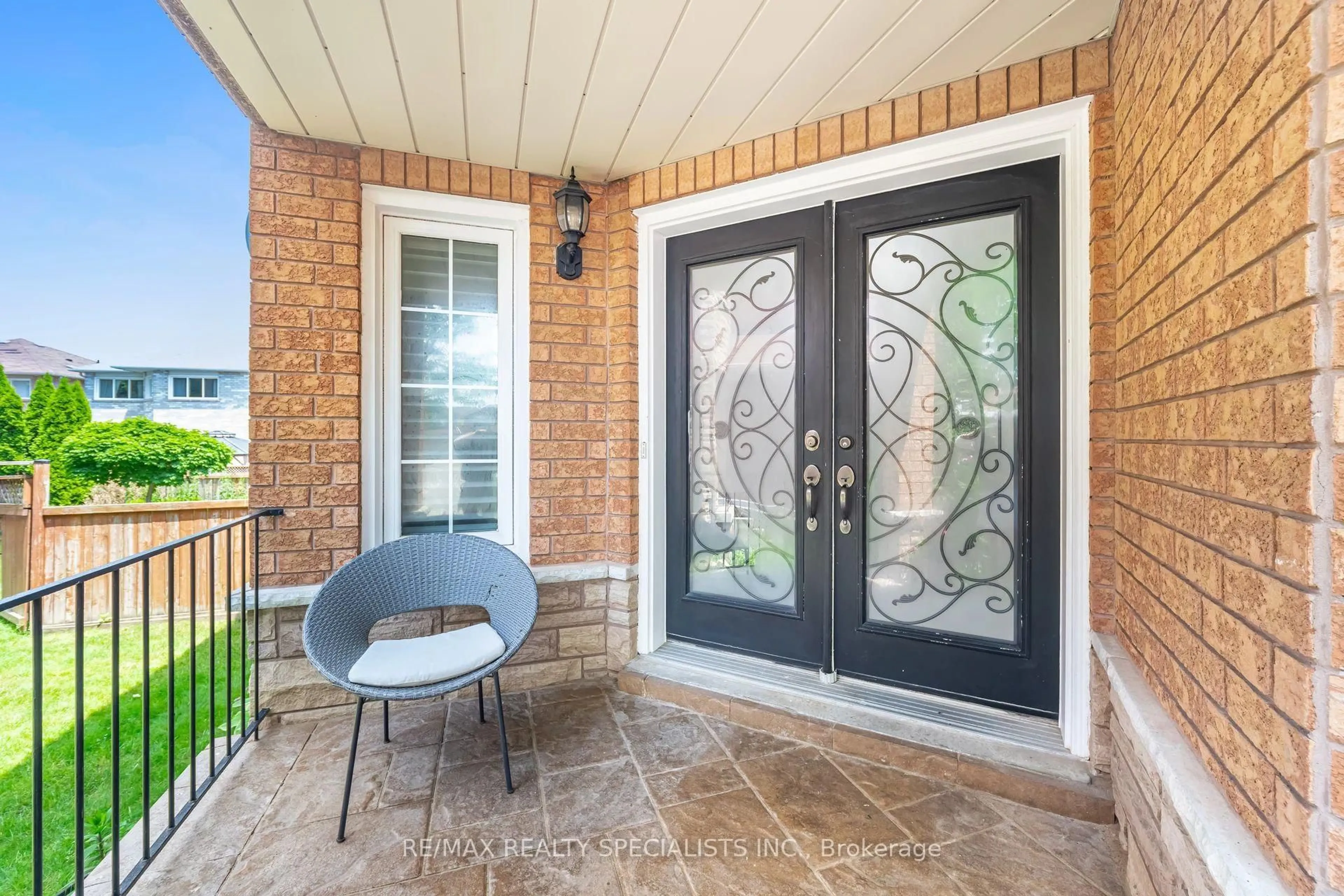Indoor entryway for 6653 Astro Crt, Mississauga Ontario L5N 7J2
