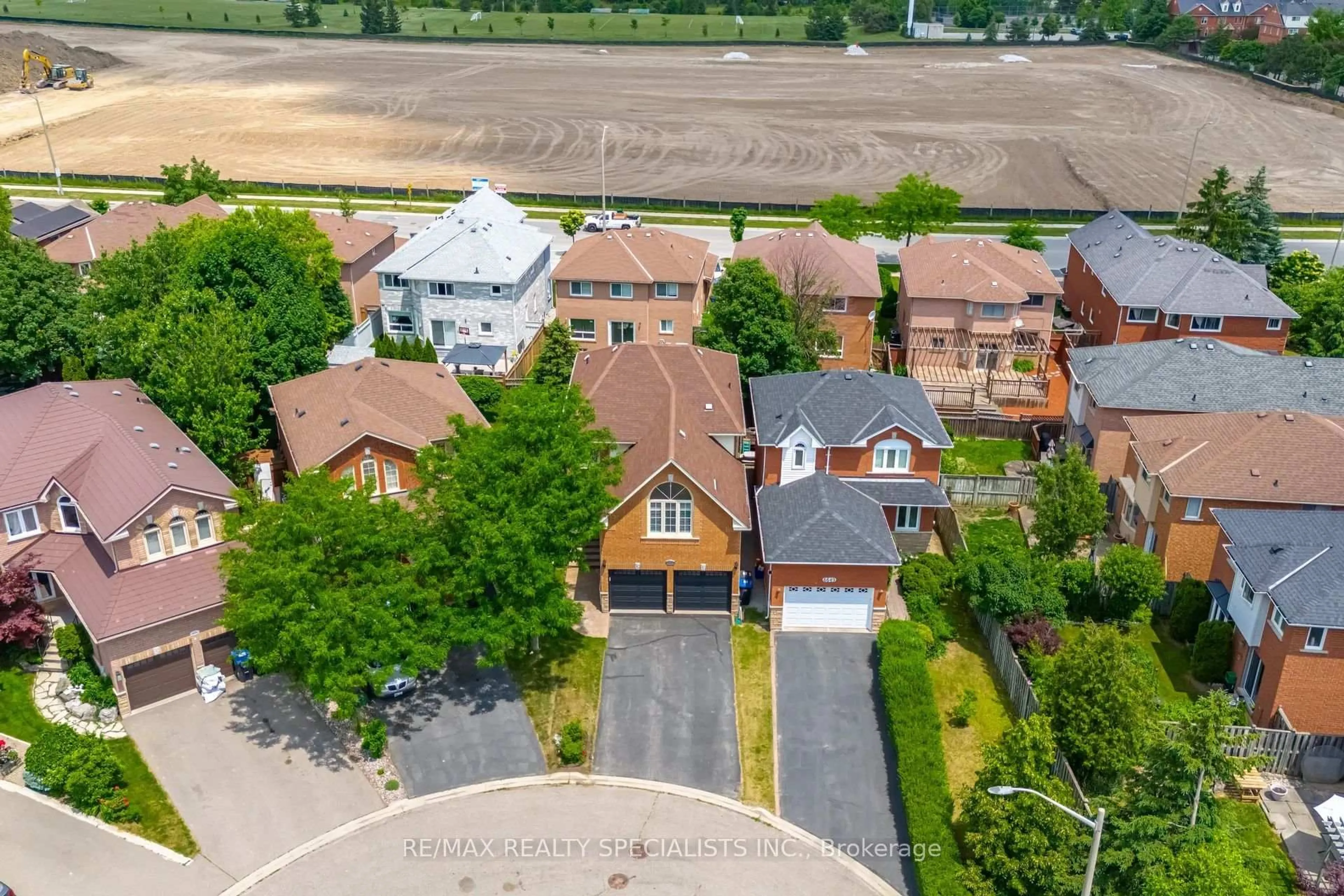 A pic from outside/outdoor area/front of a property/back of a property/a pic from drone, street for 6653 Astro Crt, Mississauga Ontario L5N 7J2