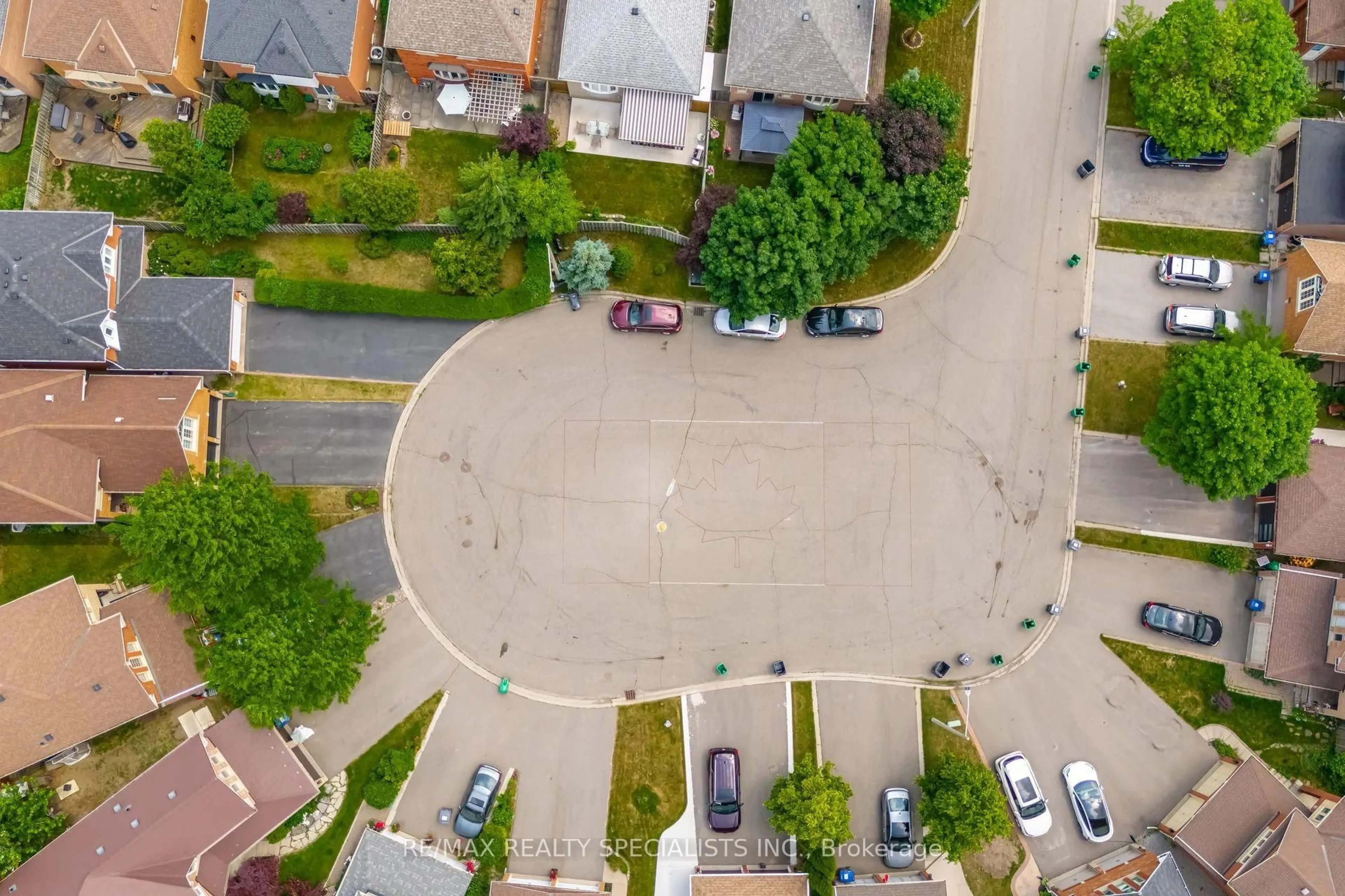 A pic from outside/outdoor area/front of a property/back of a property/a pic from drone, street for 6653 Astro Crt, Mississauga Ontario L5N 7J2