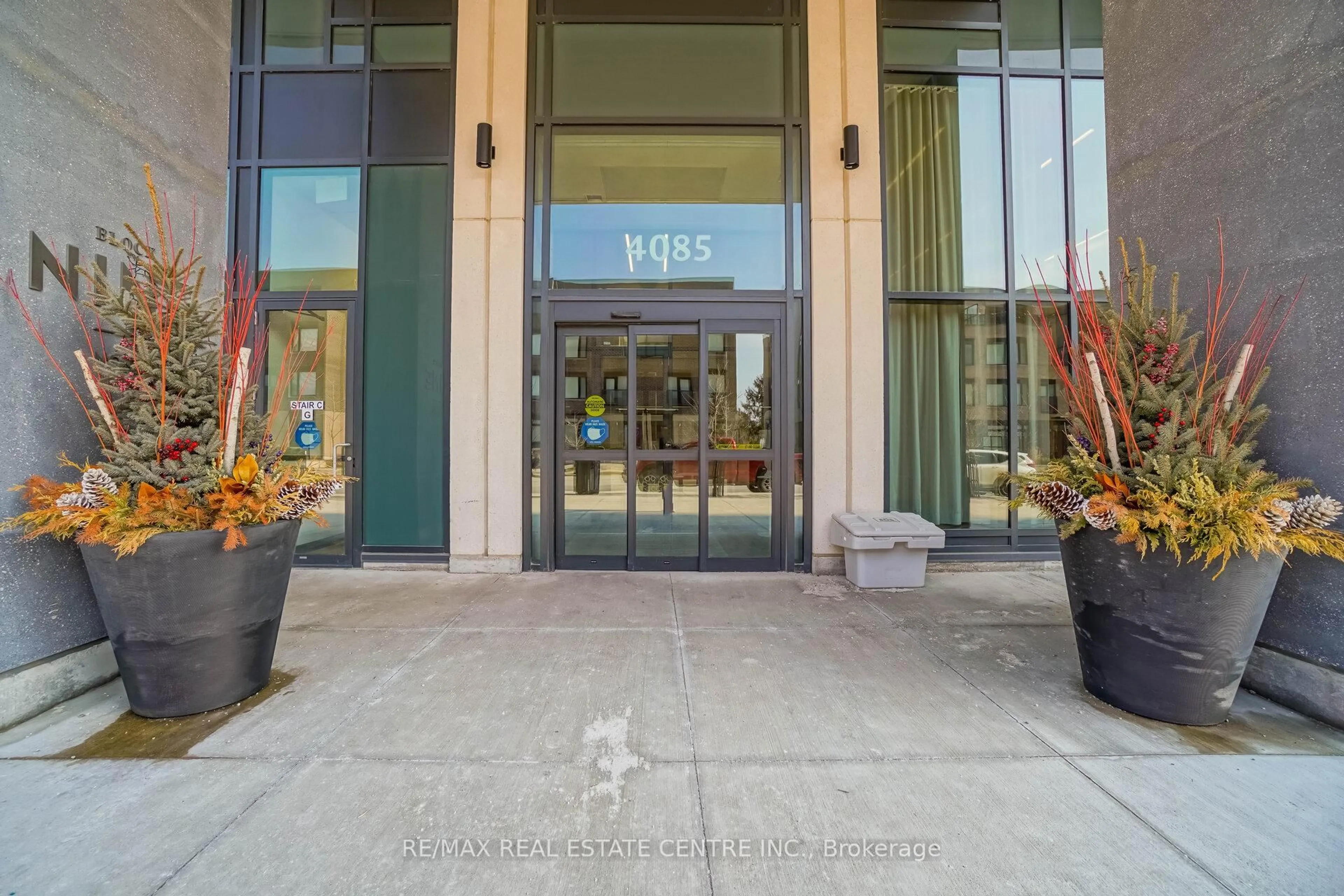 Indoor foyer for 4085 Parkside Village Dr #704, Mississauga Ontario L5B 0K9
