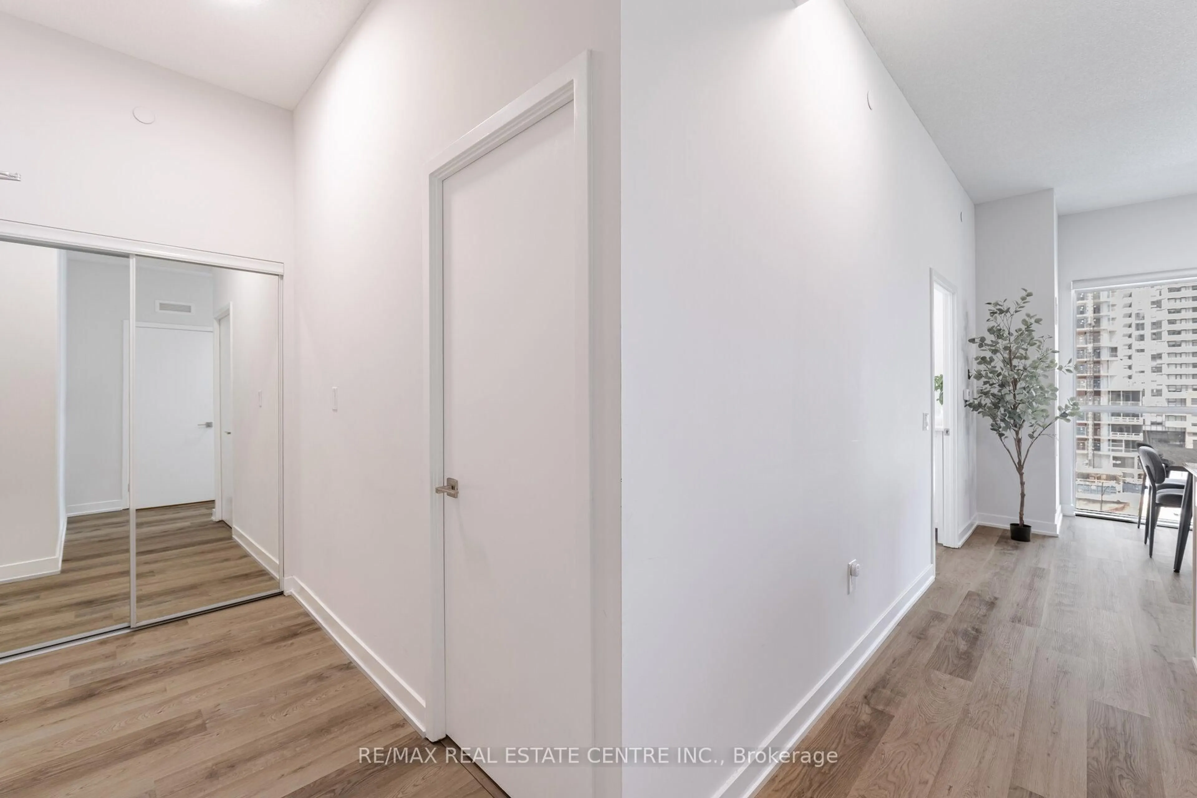 Indoor entryway for 4085 Parkside Village Dr #704, Mississauga Ontario L5B 0K9