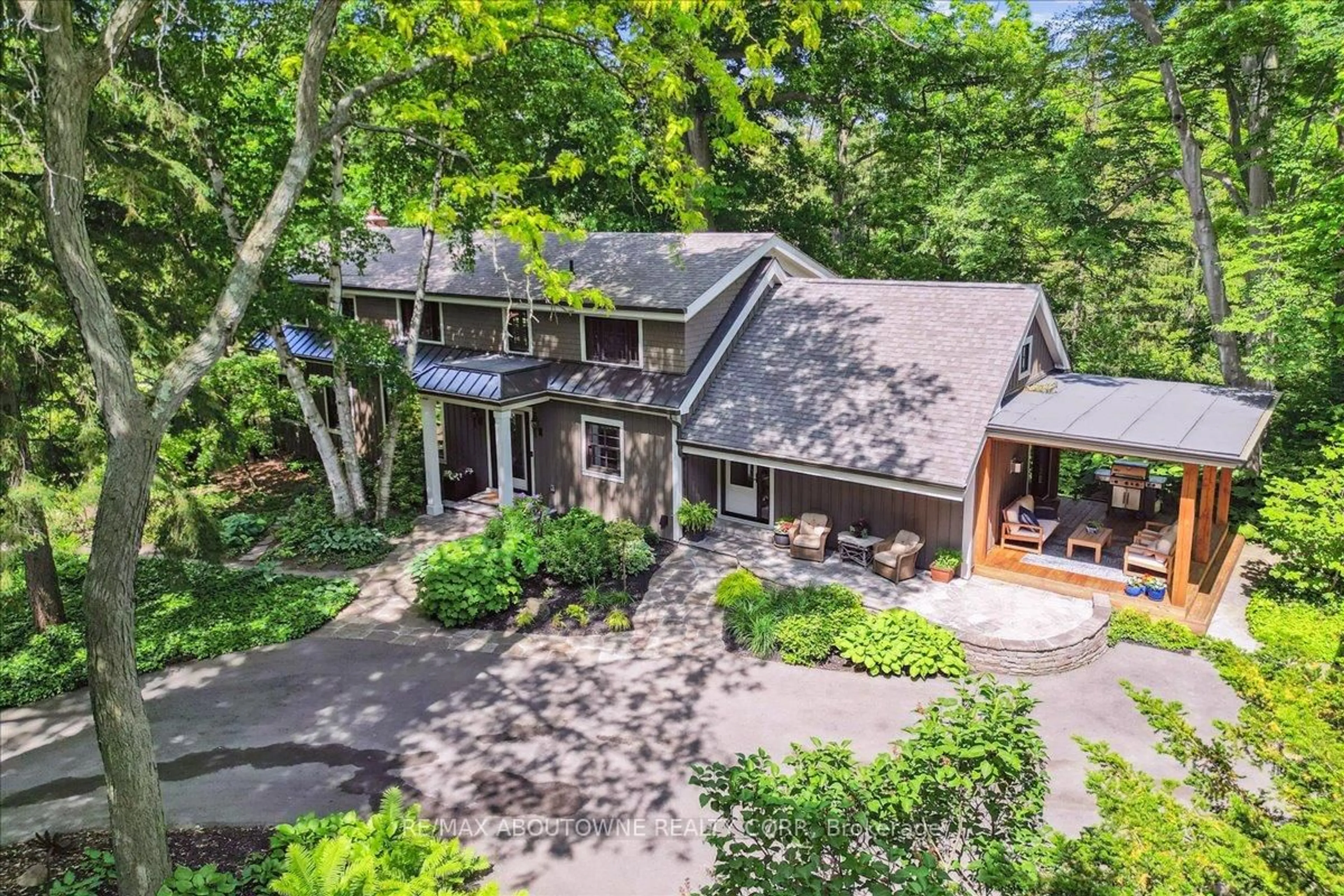 A pic from outside/outdoor area/front of a property/back of a property/a pic from drone, unknown for 5031 Lakeshore Rd, Burlington Ontario L7L 1B7