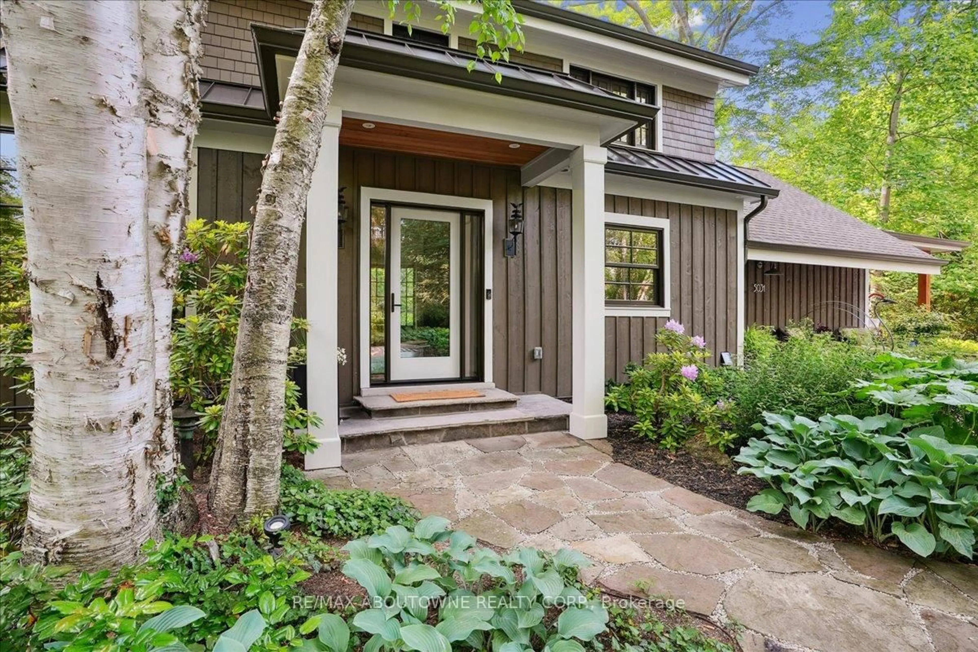 Indoor entryway for 5031 Lakeshore Rd, Burlington Ontario L7L 1B7