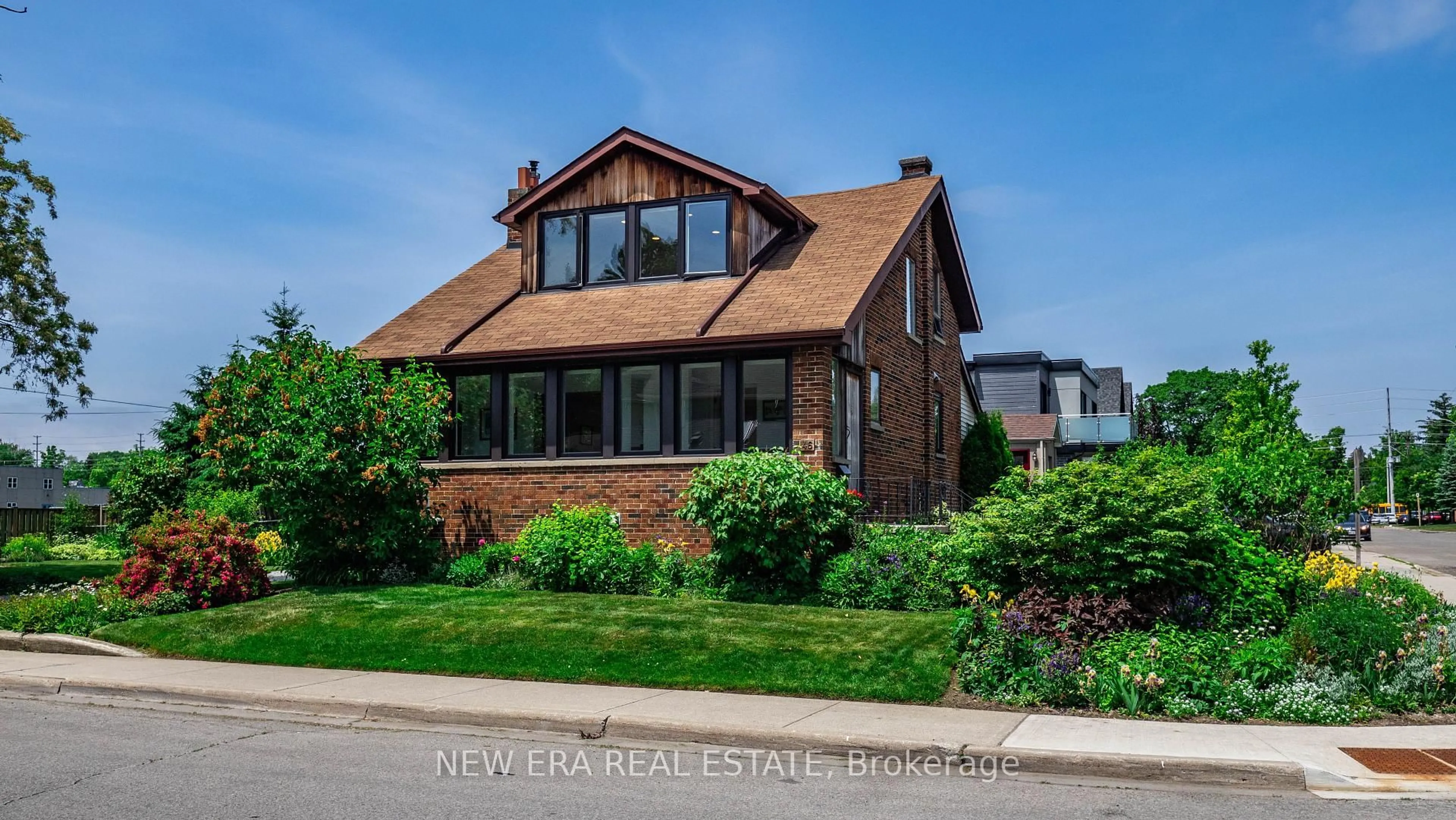 Home with brick exterior material, street for 46 Forest Ave, Mississauga Ontario L5G 1L1