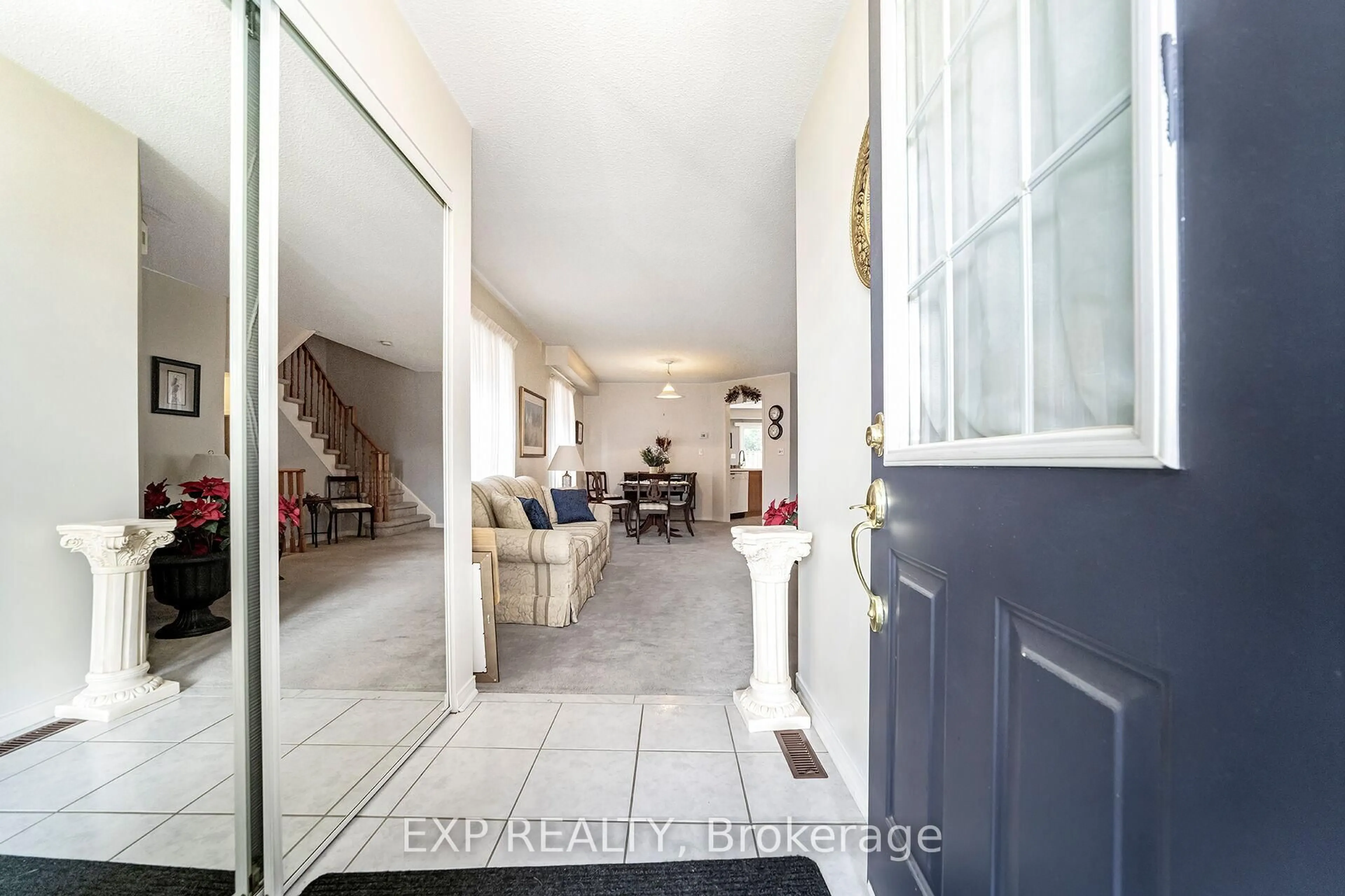 Indoor entryway for 98 Merganser Cres, Brampton Ontario L6W 4G4