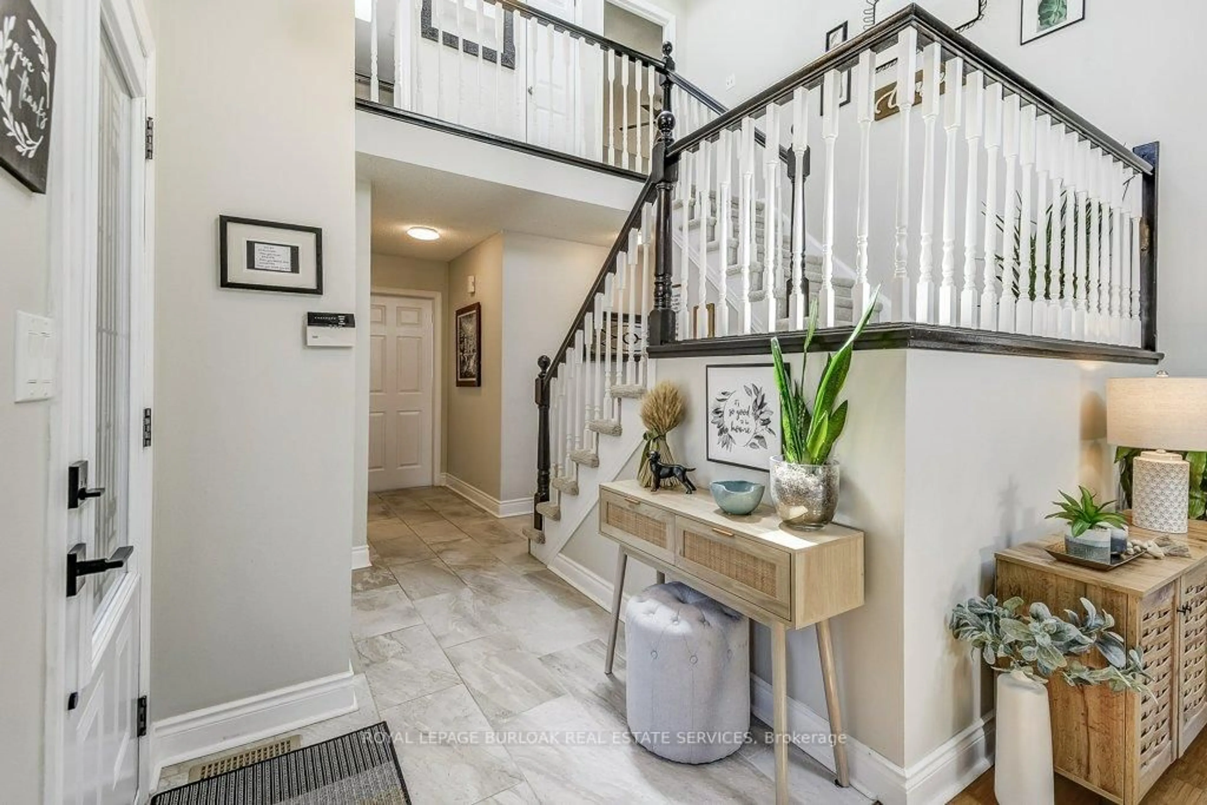 Indoor entryway for 2208 Heidi Ave, Burlington Ontario L7M 3W5
