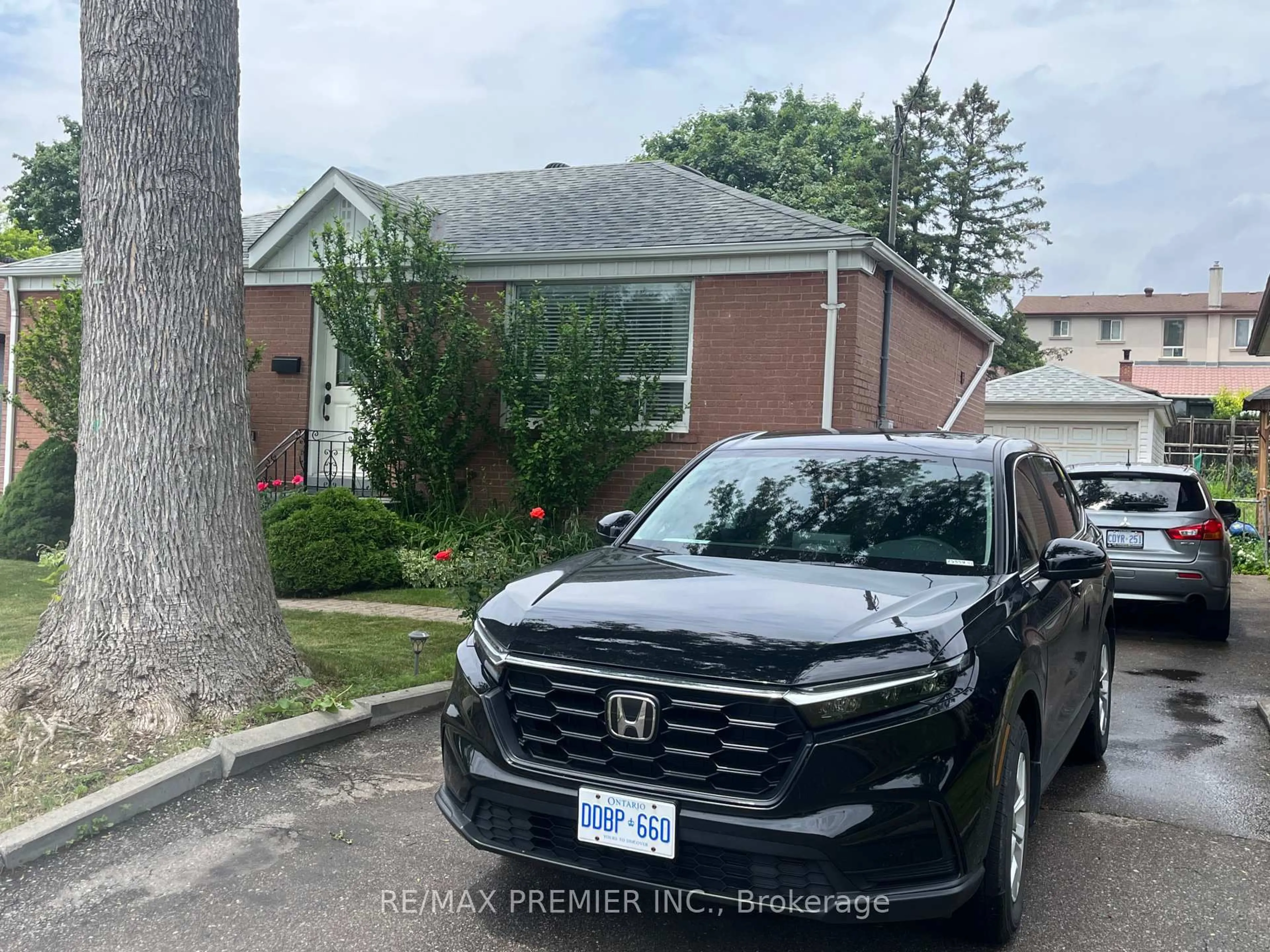 A pic from outside/outdoor area/front of a property/back of a property/a pic from drone, street for 234 Epsom Downs Dr, Toronto Ontario M3M 1T4