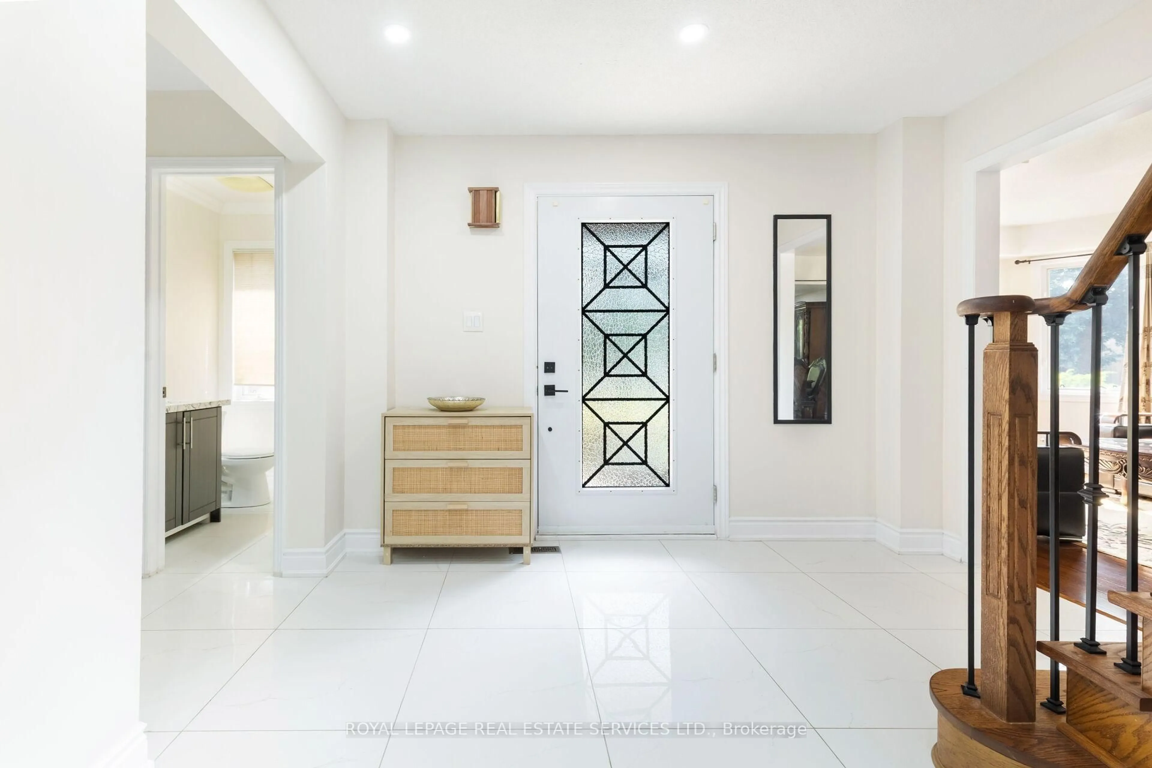 Indoor entryway for 18 Tremont Crt, Brampton Ontario L6Z 4C8