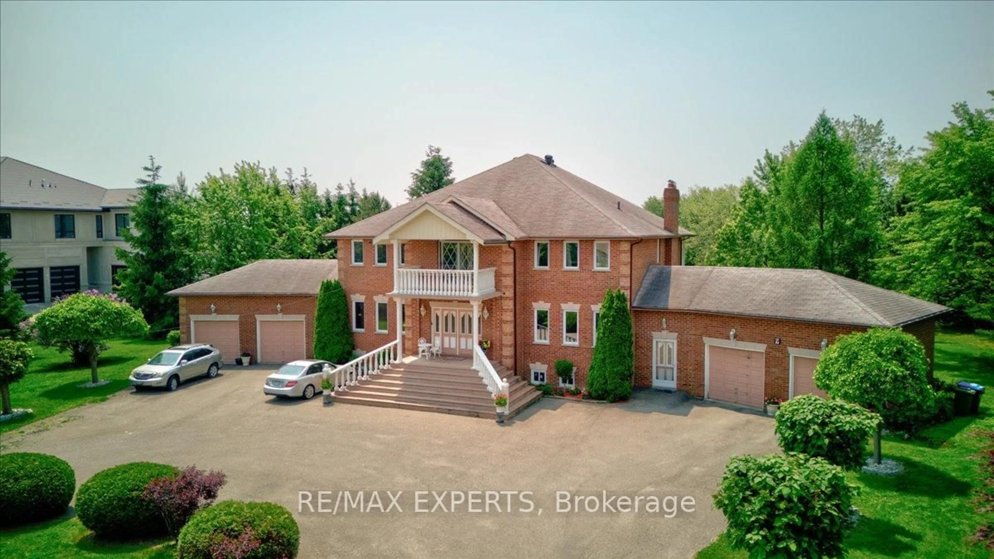 A pic from outside/outdoor area/front of a property/back of a property/a pic from drone, building for 9 Cynthia Cres, Brampton Ontario L6P 0S9