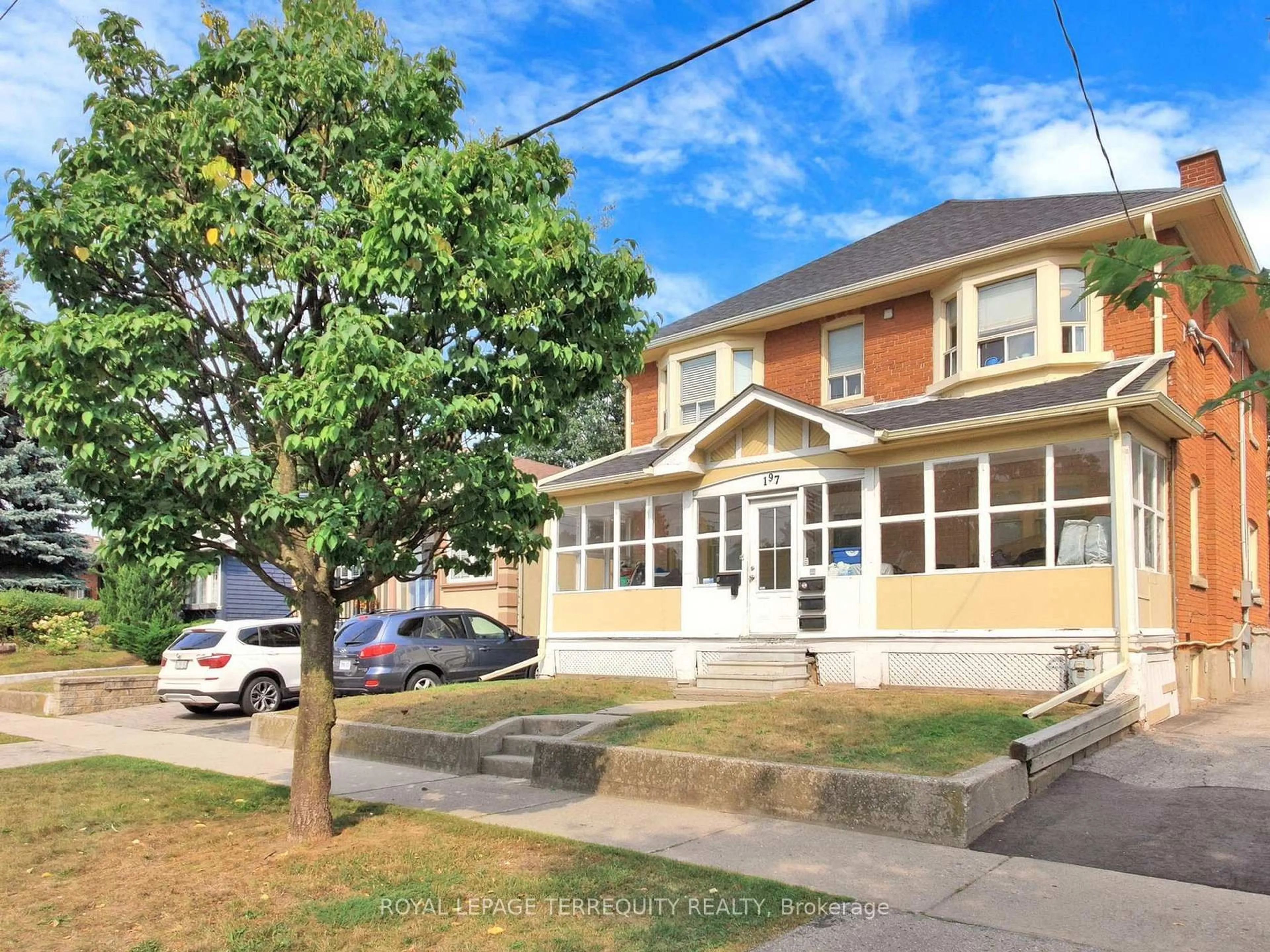A pic from outside/outdoor area/front of a property/back of a property/a pic from drone, street for 197 Park Lawn Rd, Toronto Ontario M8Y 3J3