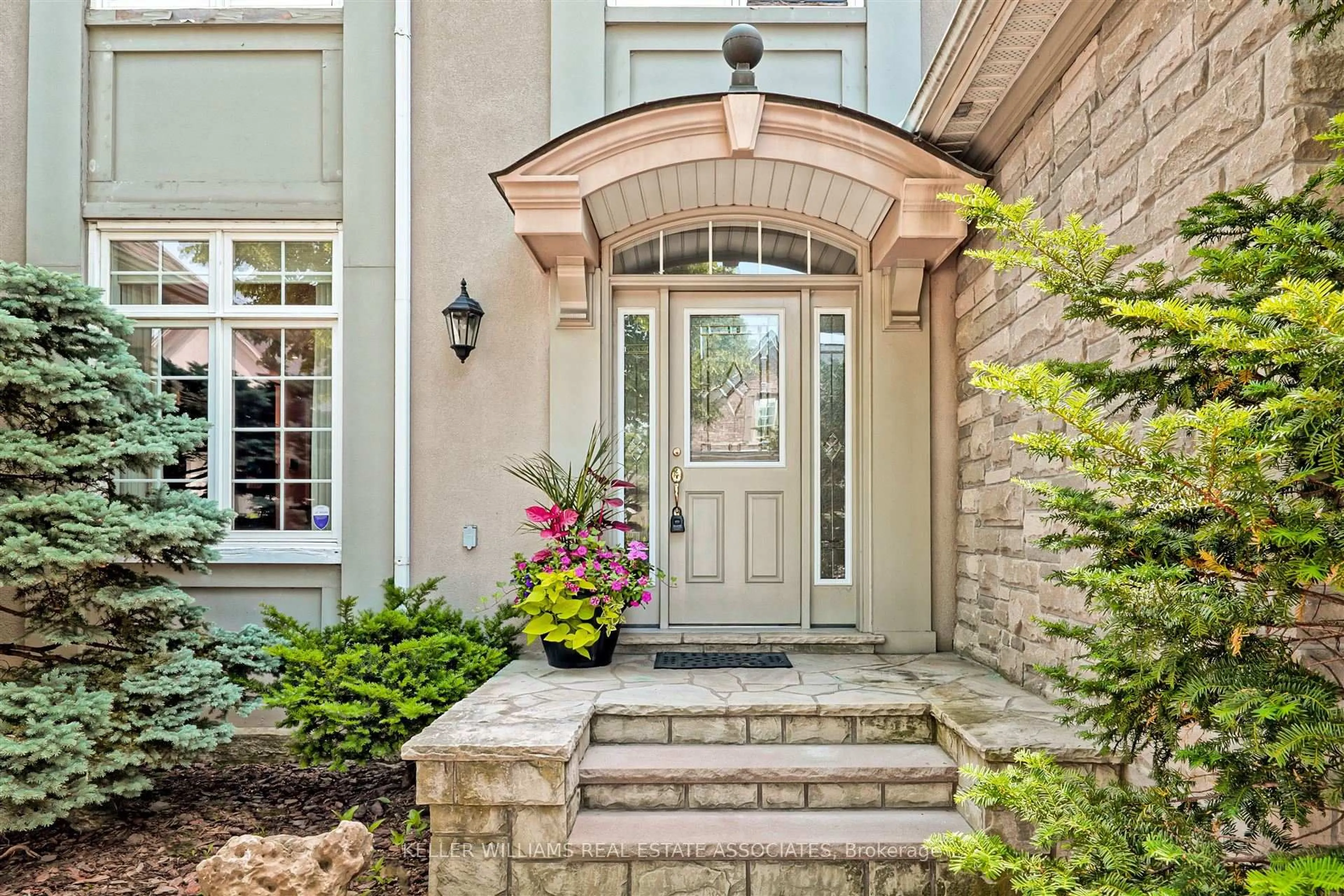 Indoor entryway for 726 Hidden Grove Lane, Mississauga Ontario L5H 4L2